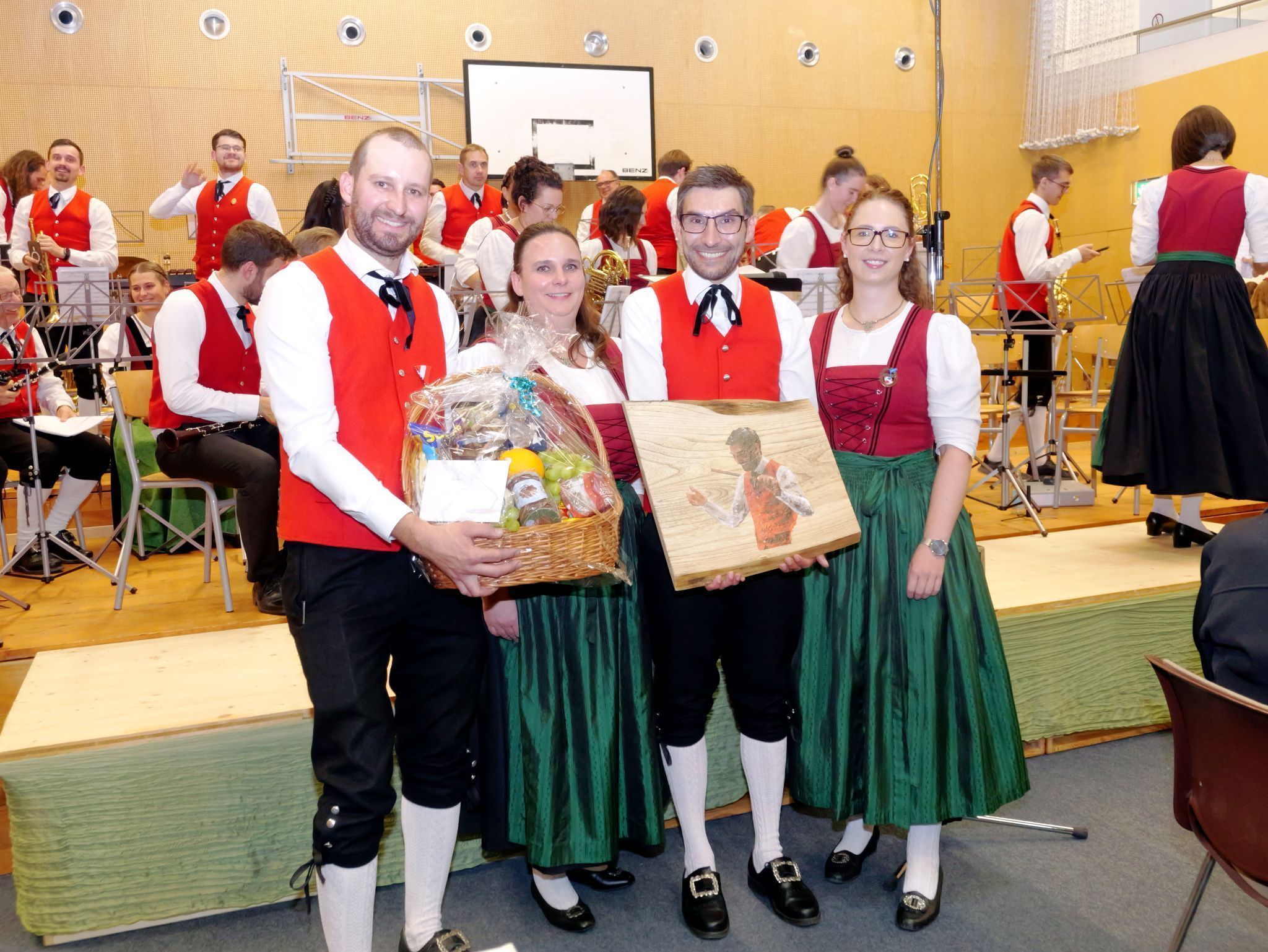 Über das Abschiedsgeschenk war Kapellmeister Michael Schmid zu Tränen gerührt.