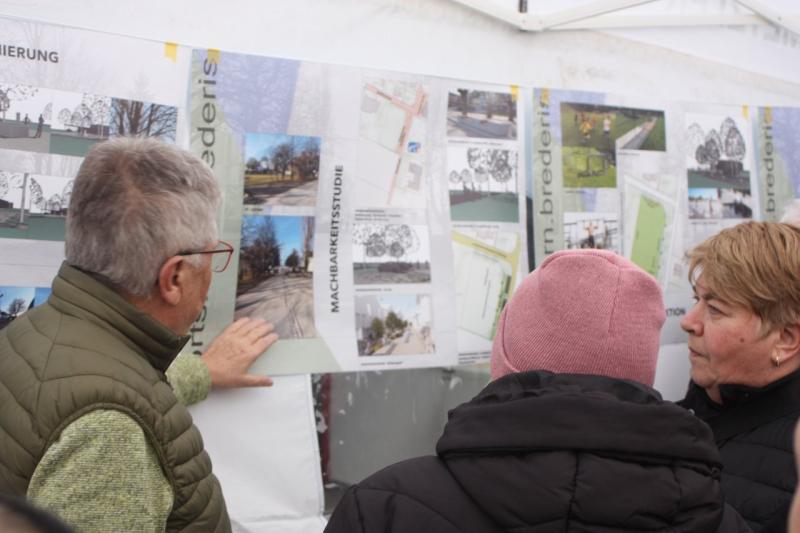 Martin Bitschnau erklärt den Bresner Bürgern was geplant ist.