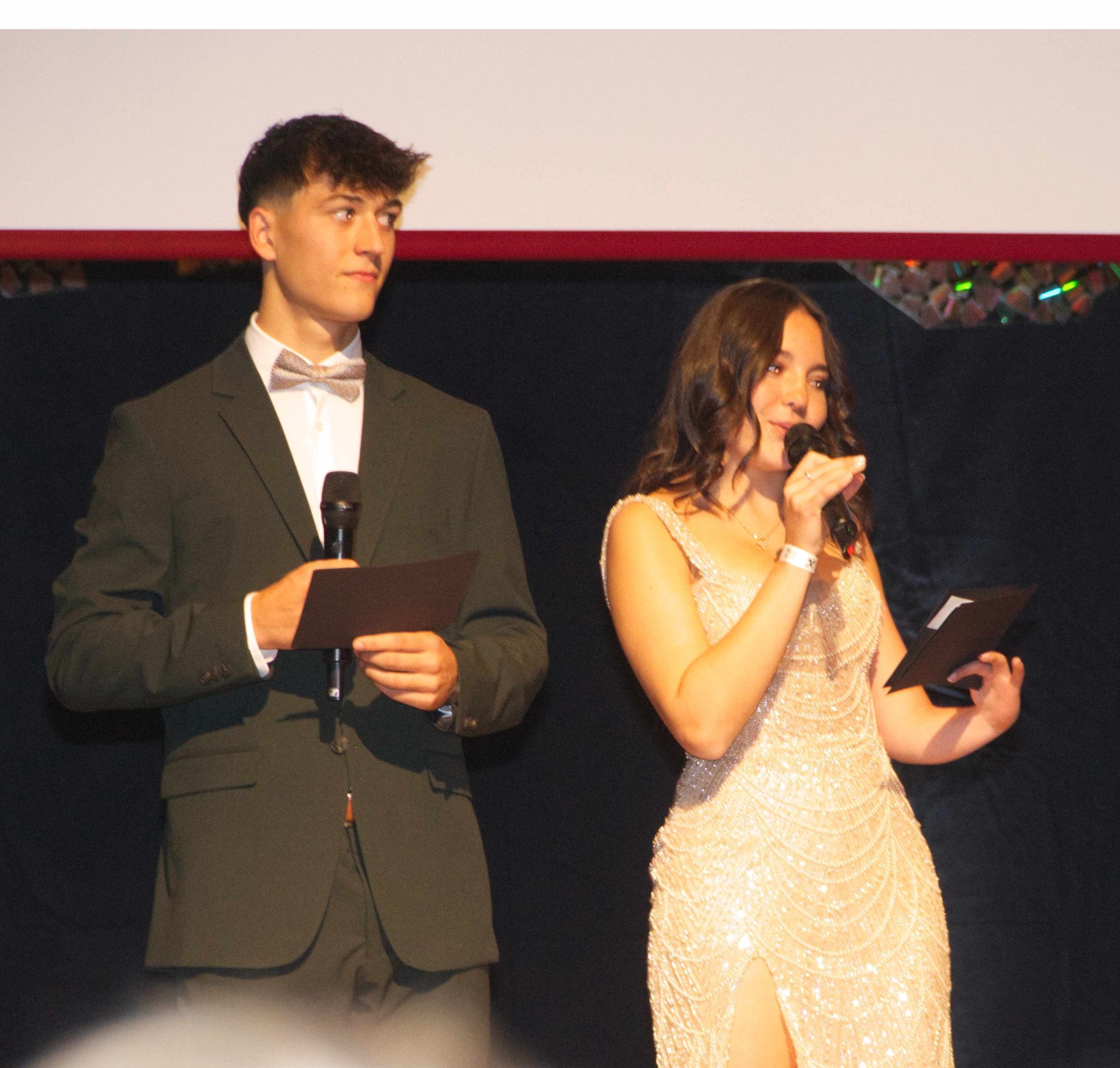 Aaron Willi und Emma Türtscher begrüßten die Gäste