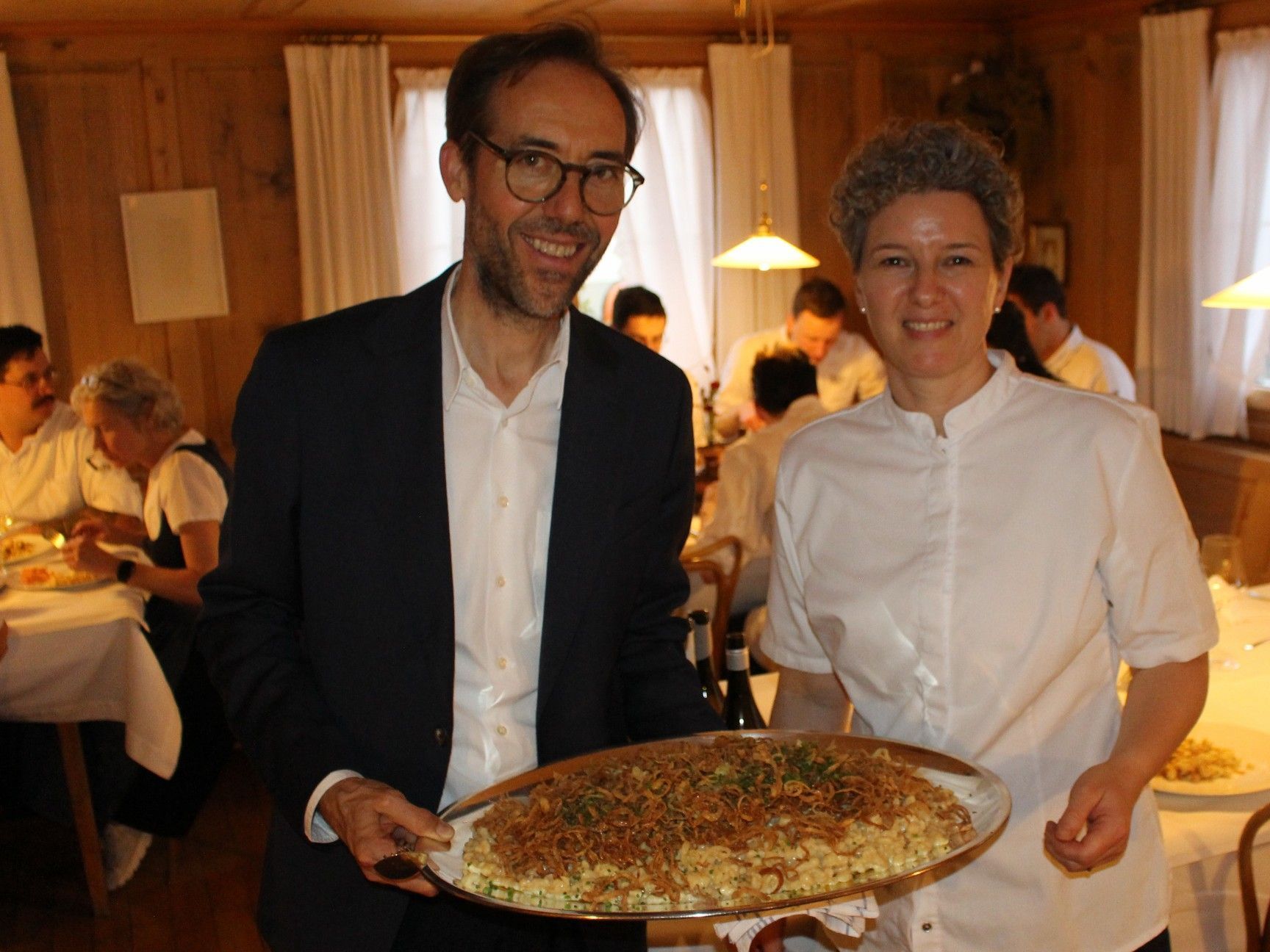 Helene und Dietmar mit dem „letzten Gang in eigener Sache“: Für Küche und Service gab es als Belohnung Kässpätzle.
