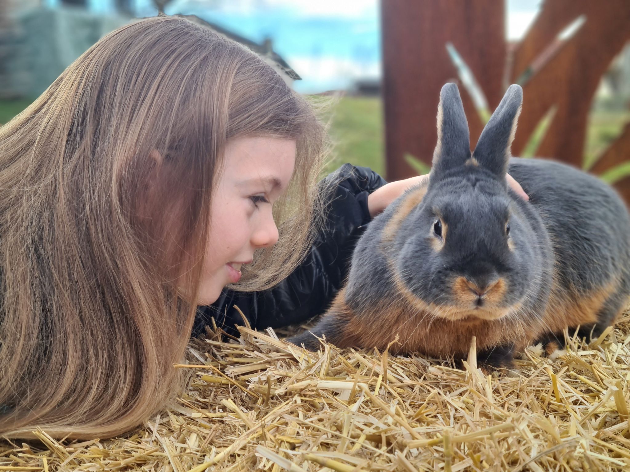 Elisa ist stolz auf ihr Kaninchen, das nicht nur hübsch aussieht, sondern viel Liebe zurückgibt.