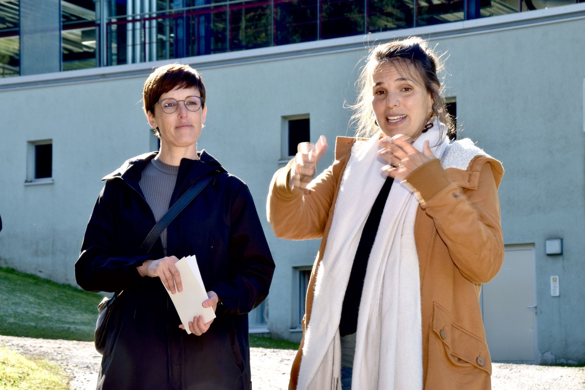 Bianca Rovetta und Janine Rogen bei der Eröffnung der Alpine Art-Erweiterung am Muttersberg oberhalb von Bludenz und Nüziders.