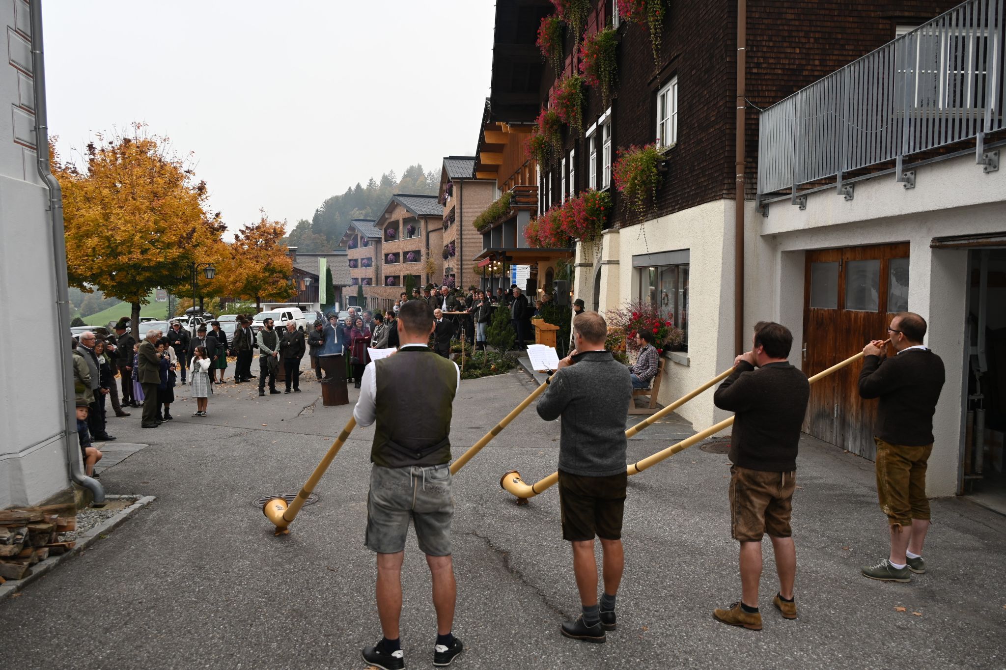 Eine stimmungsvolle Hubertusfeier fand auf dem Kirchplatz in Fontanella statt.