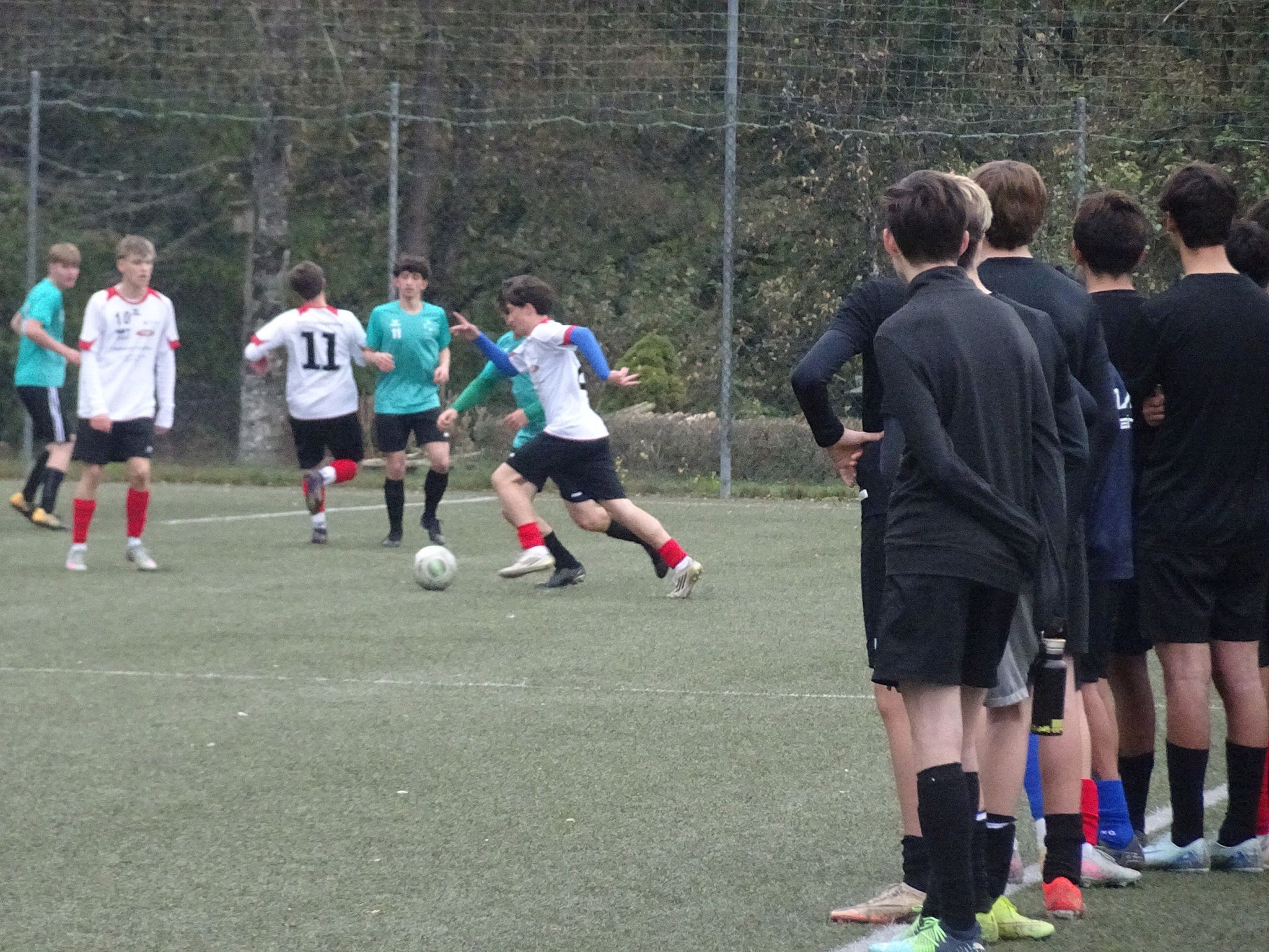 Die Mitschüler feuerten ihre Teams lautstark an.