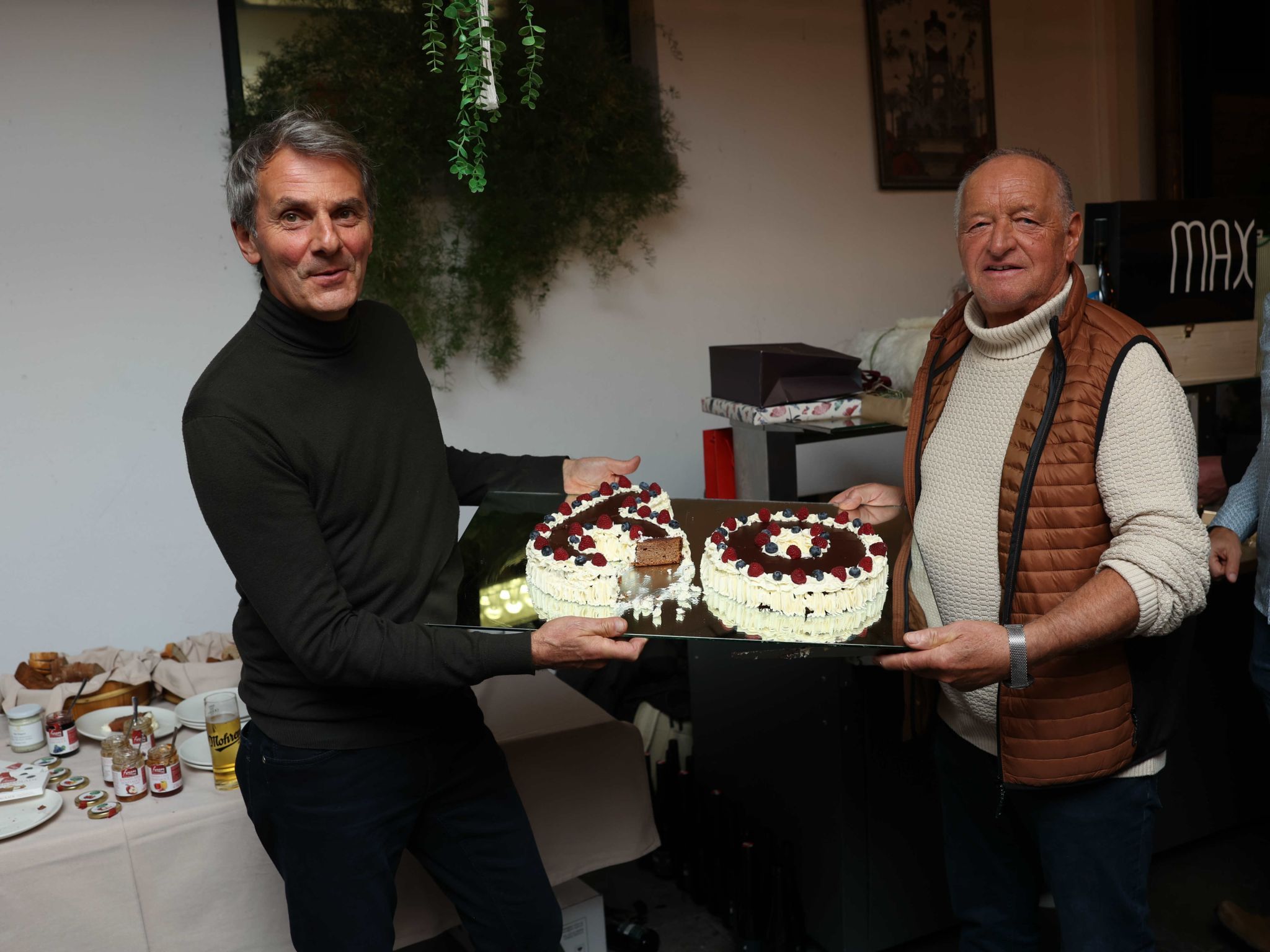 Leo Simma und Reinhard Lässer buken die zweiteilige Geburtstagstorte.