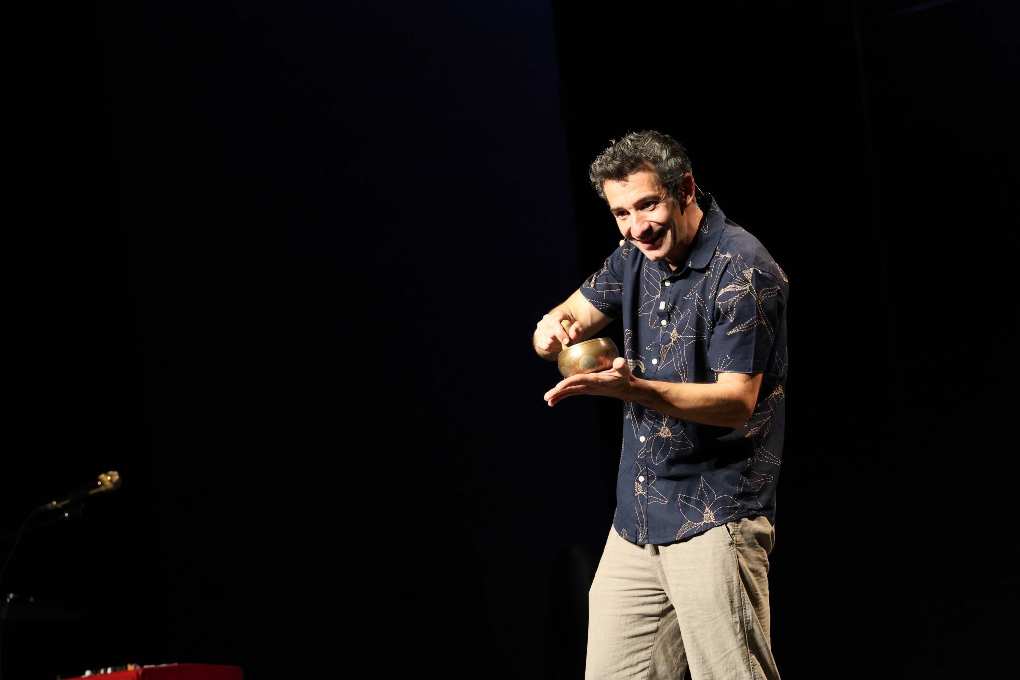 Omar Sarsam mit Klangschale.