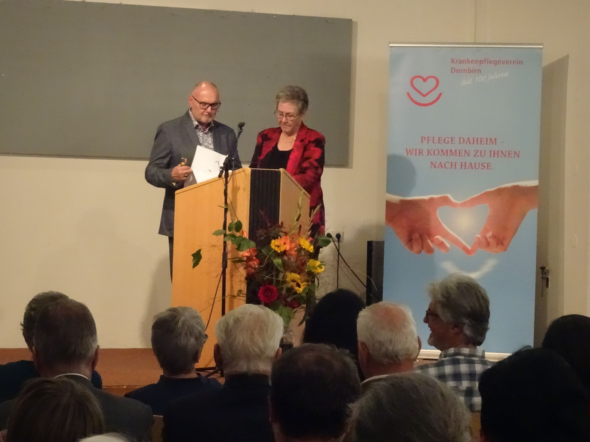 GF Johannes Drexel und Obfrau Elisabeth Ruepp hießen die Besucherinnen und Besucher im Kolpinghaus Dornbirn willkommen.