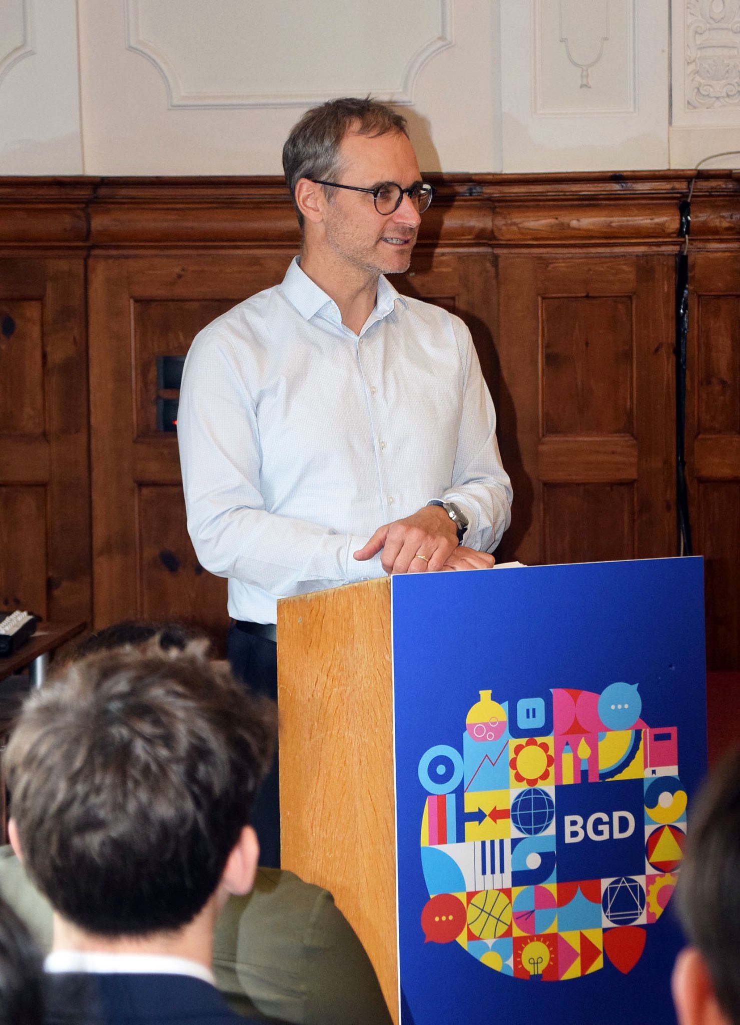 Auch Direktor Christof Bohle gratulierte den Absolventen des Unternehmerführerscheins.