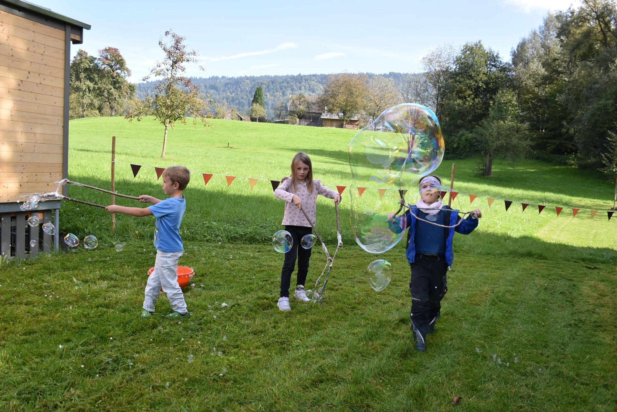 Manuel und Sofia Seeberger, Rosalie Maier mit Riesen-Seifenblasen