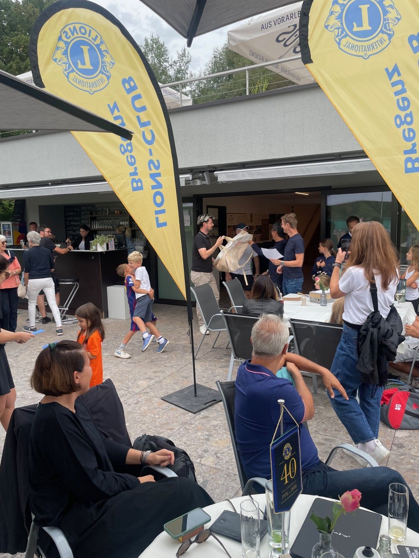 Die Bregenzer Lions gaben sich auf der Anlage des TC Bregenz sportlich und caritativ.   