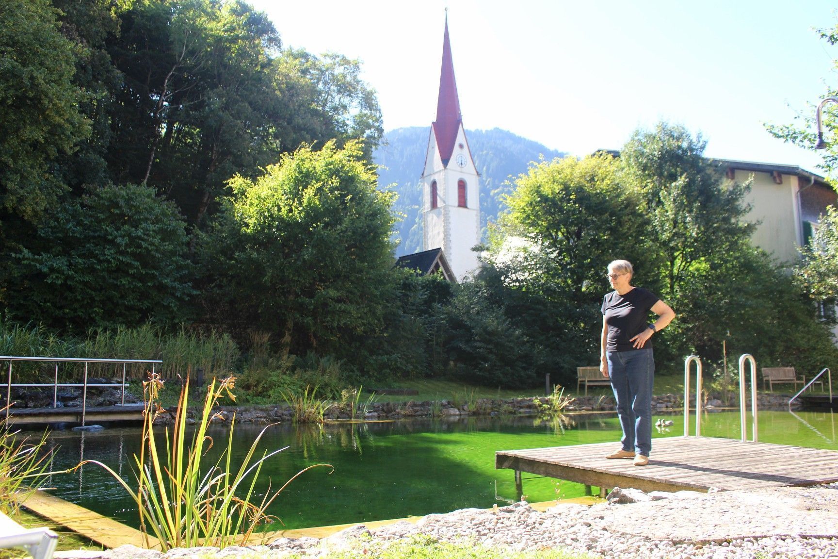 Der Garten rund um den einzigartigen Naturpool ist die große Leidenschaft von Birgit Lingg.
