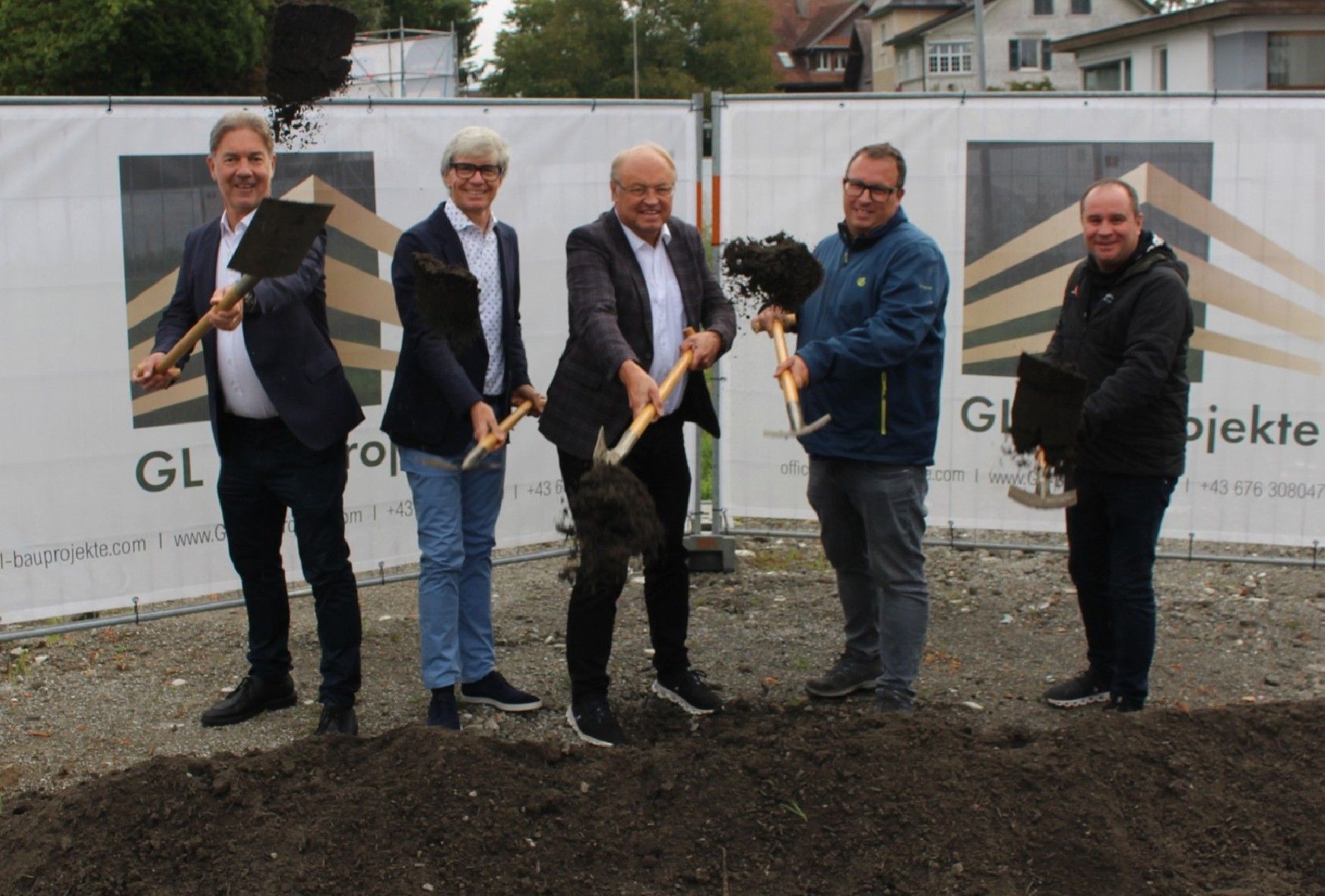 Alexander Stuchly, Gerhard Ludescher, Bgm. Elmar Rhomberg, Bauleiter Patrick Winder und Baumeister Martin Moosbrugger (v. l.) beim symbolischen Spatenstich. PETER STRAUSS
