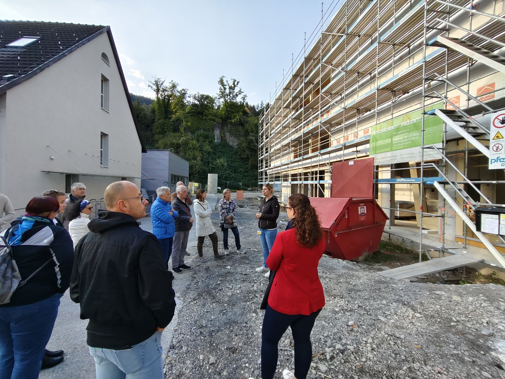 Projektleiterin Sabrina Lins führte die interessierten Besucherinnen und Besucher über die Baustelle der Volksschule Tosters.