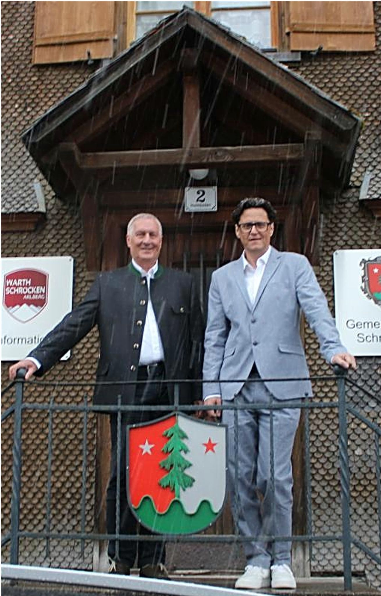 Herbert mit Stephan Schwarzmann im Schneeregen bei der symbolischen Amtsübergabe auf der Rathausstiege.
