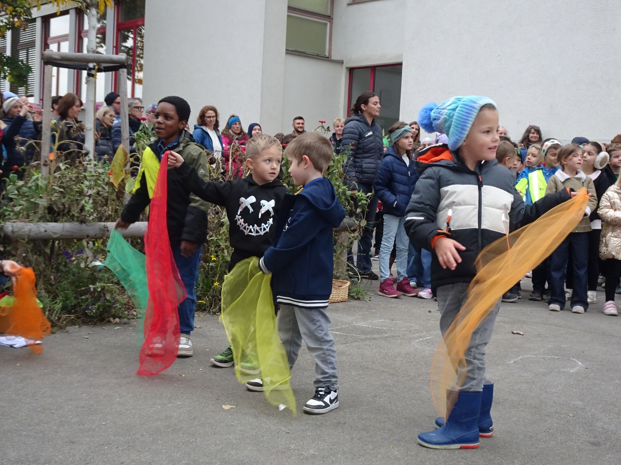 Die Vorschulkinder eröffneten das große Herbstfest mit bunten Tüchern.