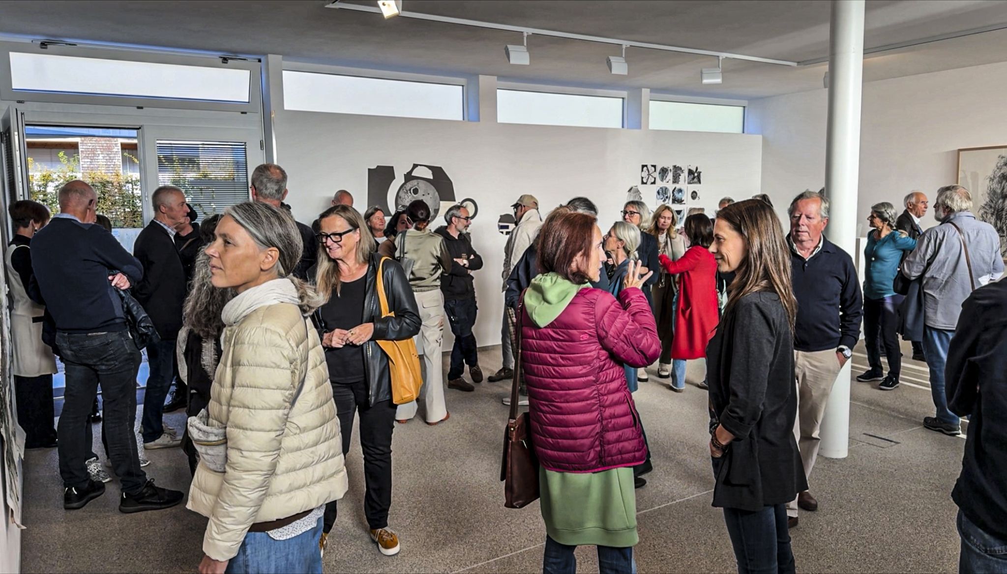 Die Vernissage locke Kunstfreunde aus dem ganzen Land