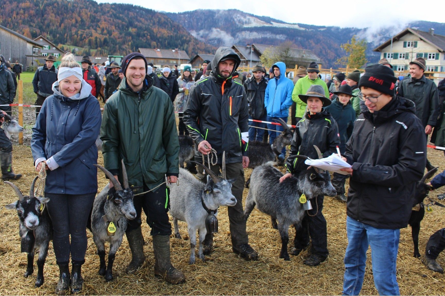 „And the Winner is , . .“ Gespannt erwarten die Ziegenzüchter die Entscheidung der Jury. PETER STRAUSS