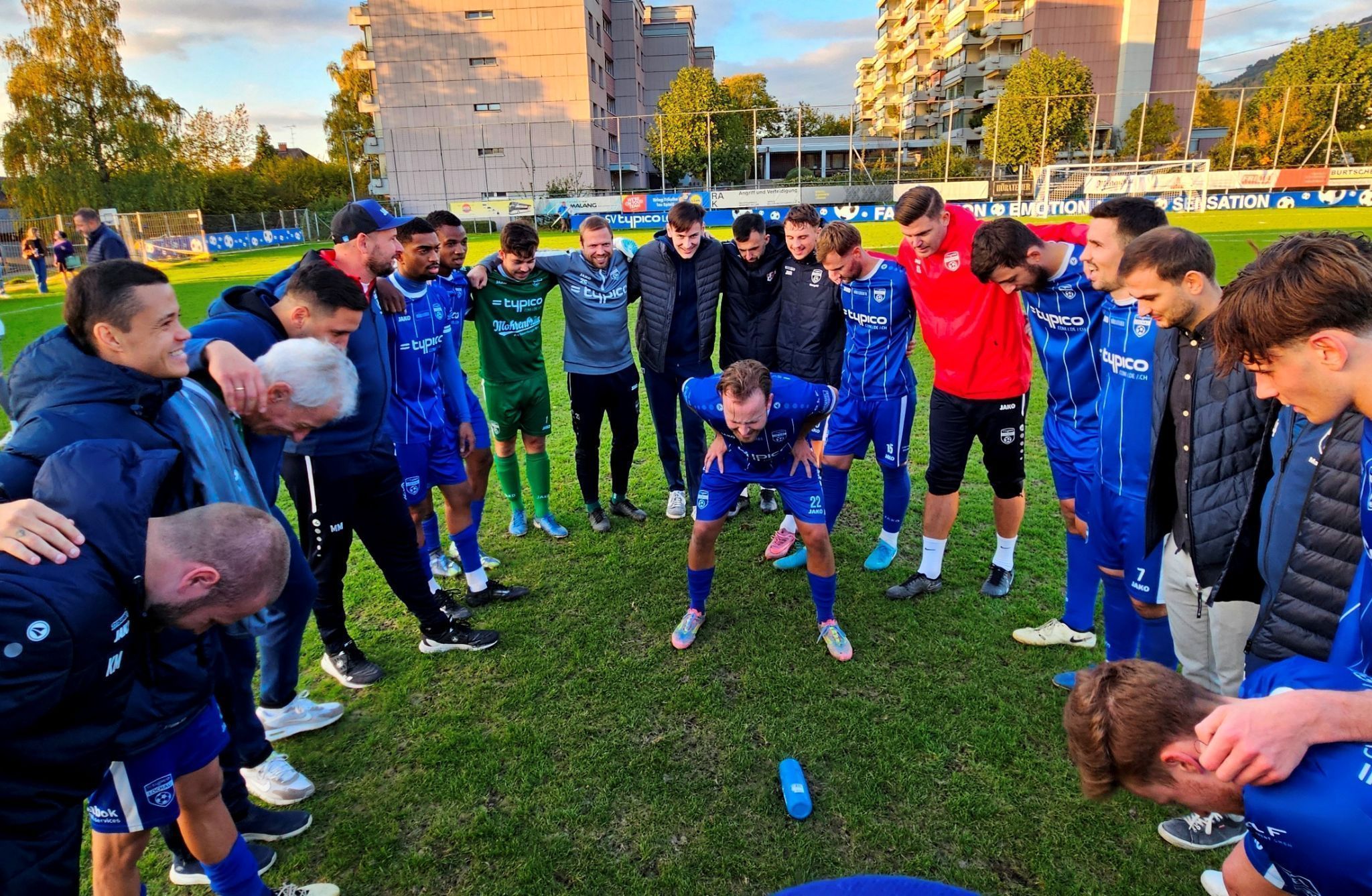 „Wir danken dem FC Nenzing für die drei Punkte“, so Top-Stürmer Kevin Prantl im Spielerkreis.