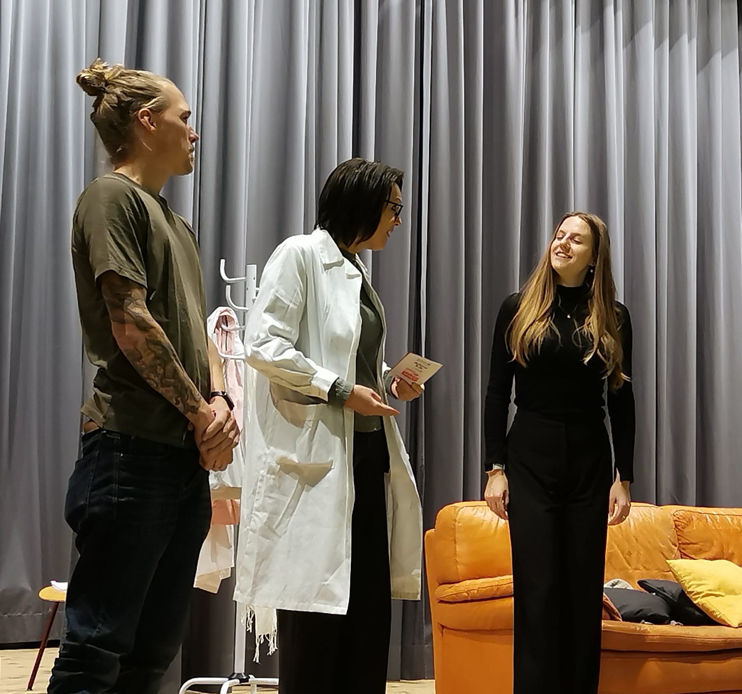 Die Theatergruppe Ludesch spielt „irre“ Komödie