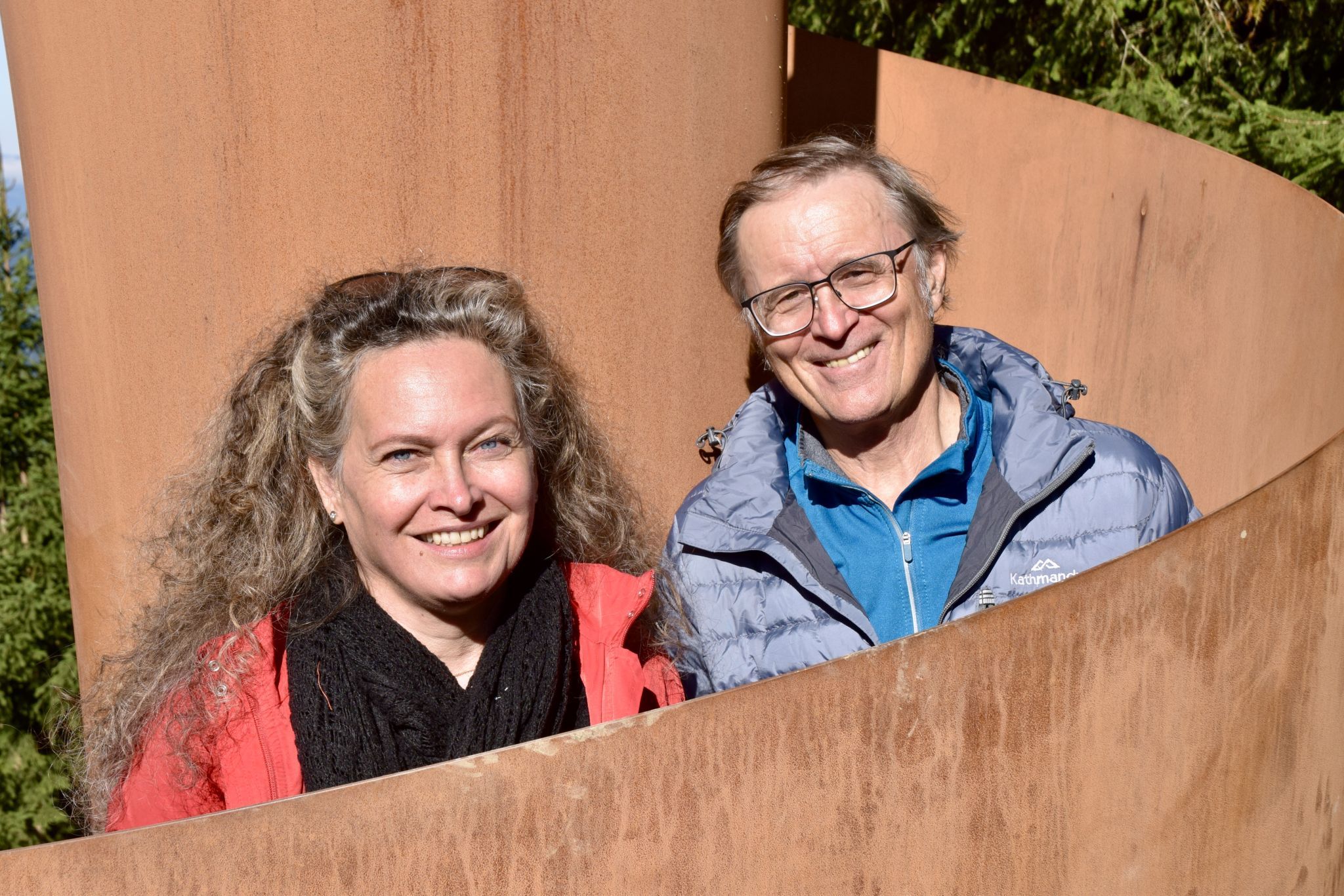 Sabine Grohs (GrohsFORMAT) und Künstler Roland Haas (Kunstforum Montafon) zählten zu den vielen Eröffnungsbesuchern, die Janine Rogens Serpentinata betraten.