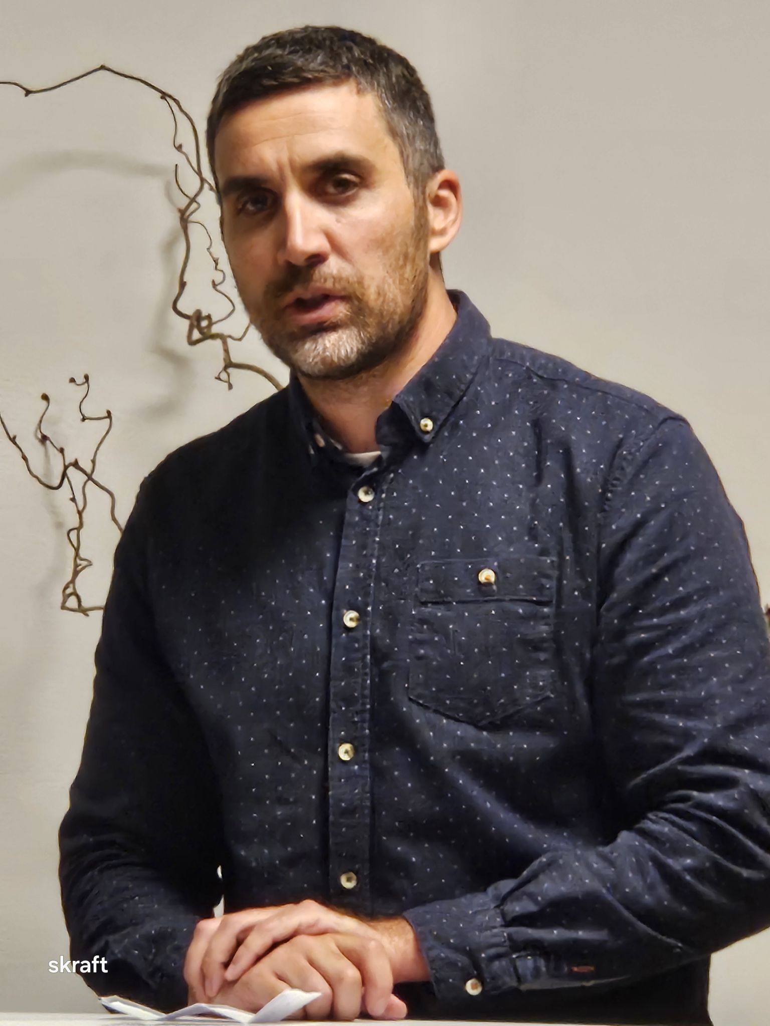 Der Leiter der Montafoner Museen, Christoph Walser begrüßte die Besuchenden und führte durch den Abend. Foto: Montafoner Museen