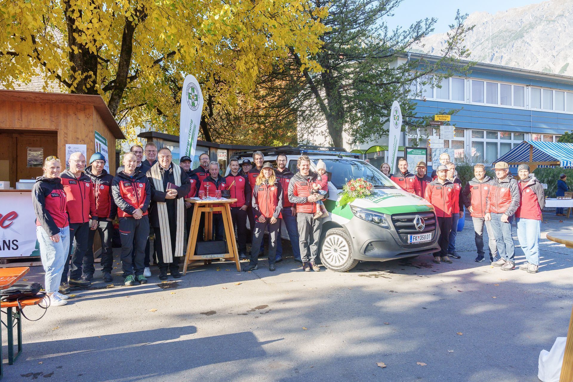 Die Mannschaft der Ortsstelle zeigt sich glücklich und zufrieden mit dem neuen Fahrzeug.