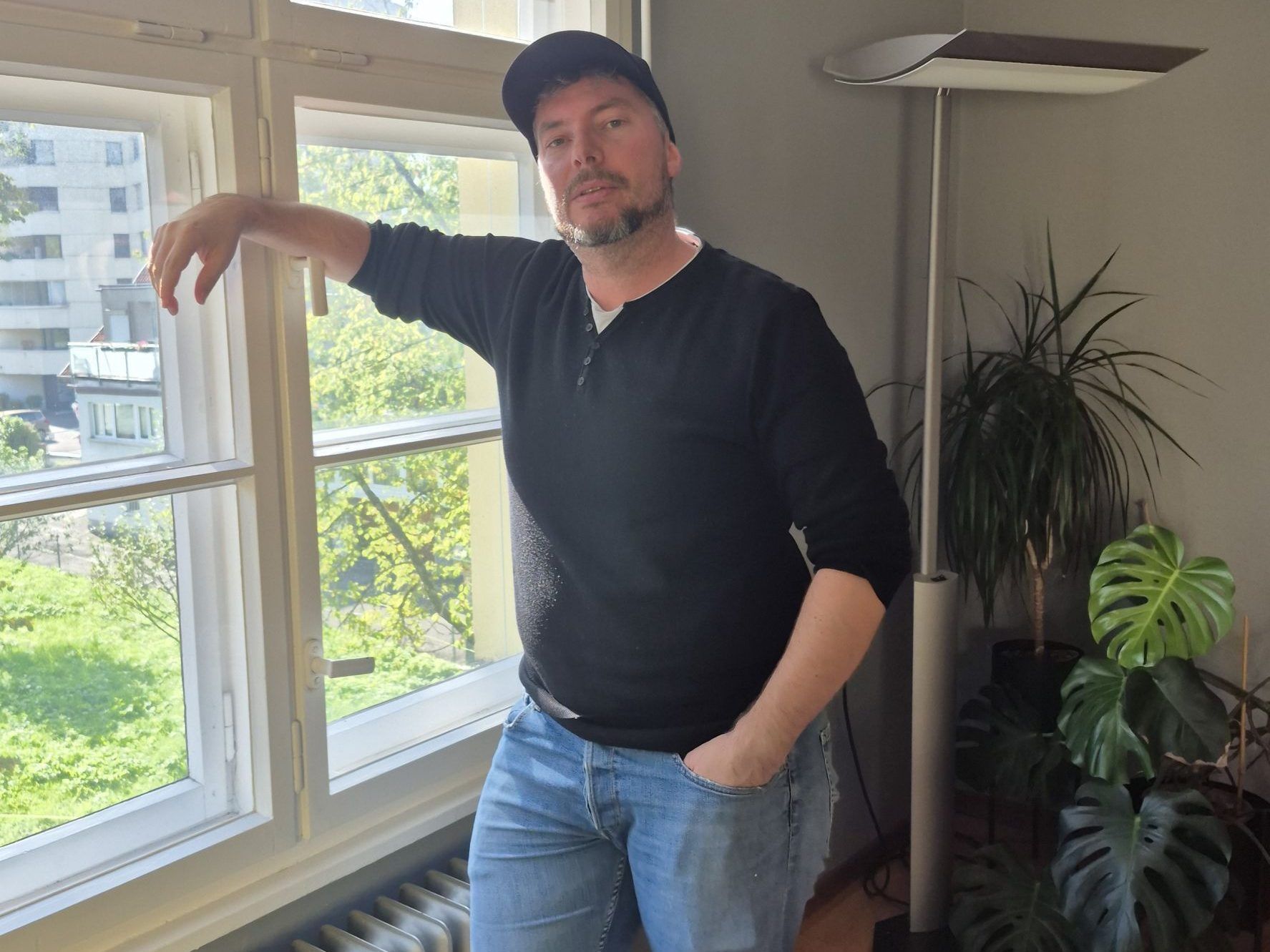 Vincent Ribbers ist Gründer von DEMAKO und steht steht für authentisches Storytelling.