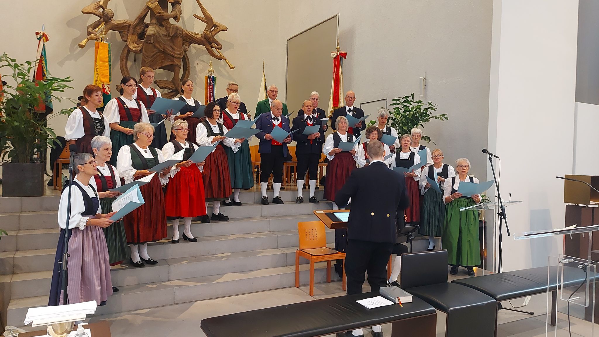 Der Trachtenchor gestaltete eine stimmungsvolle Messe. (Foto: Gerhard Pließnig)