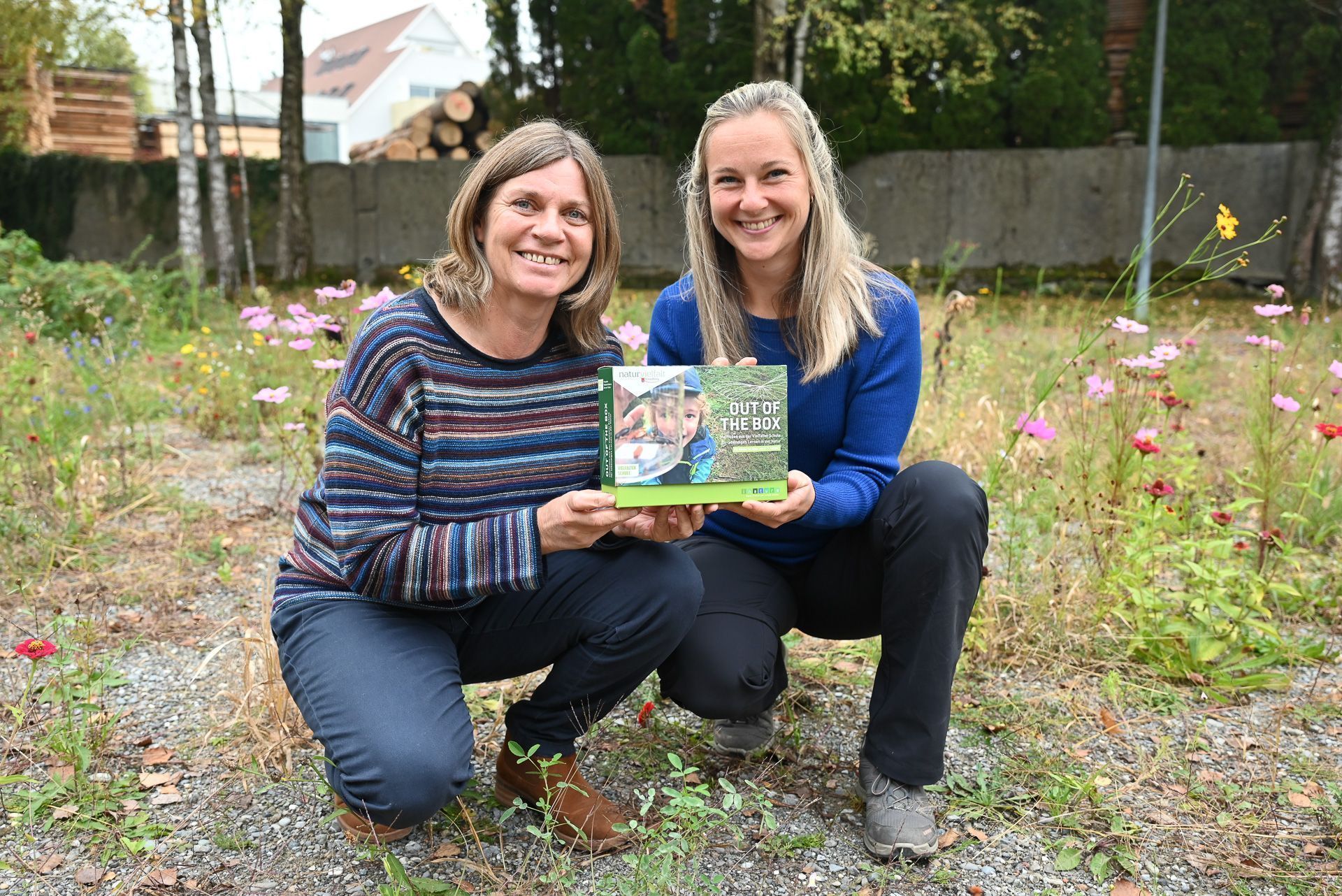 Iris Lerch-Beer und Stefanie Kaufmann von der Inatura freuen sich mit dieser Box eine besondere