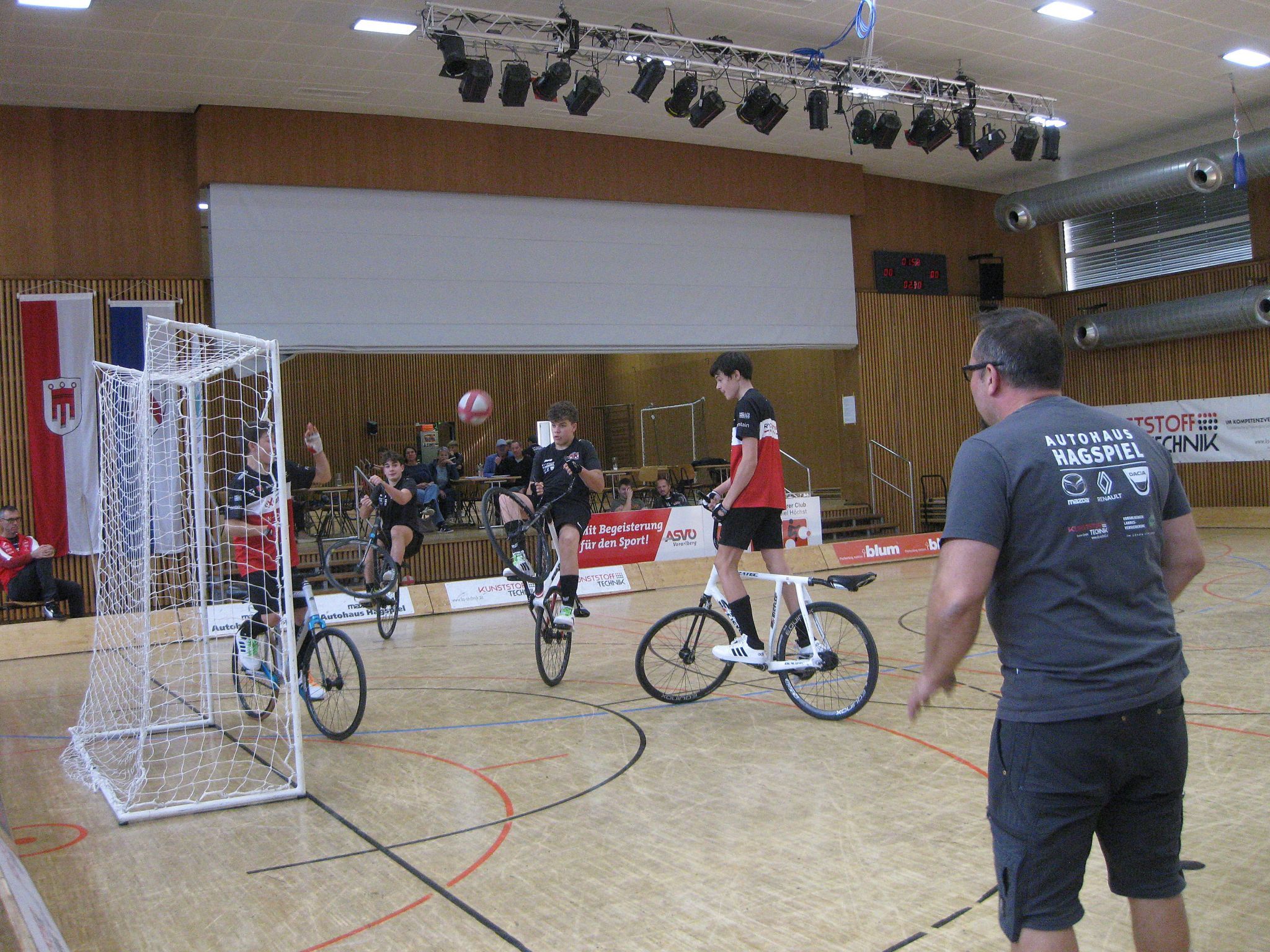 Das Publikum sah spannende Begegnungen und temporeichen Radballsport. 