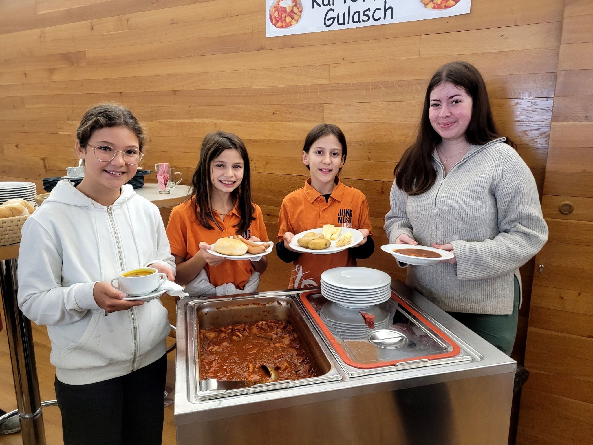 „Gsottene Kartoffla“ mit Butter, Topfenaufstrich und Käs, eine Lochauer Kürbissuppe, ein würziges Kartoffelgulasch oder Wienerle mit Brot, das steht an diesem Sonntag auf der Speisekarte.