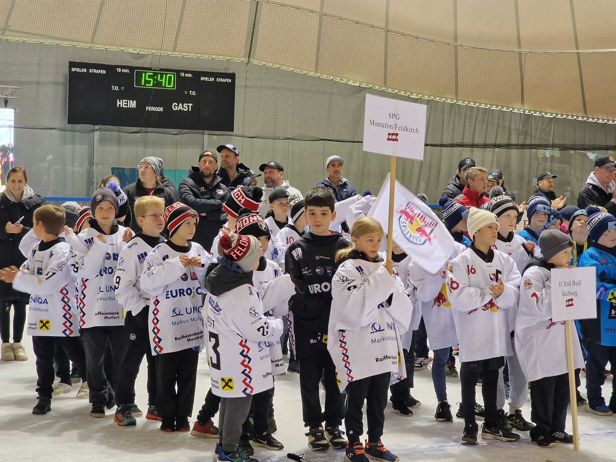 Das Team des EHC Montafon/Feldkirch warten auf der blauen Linie auf die Siegerehrung.