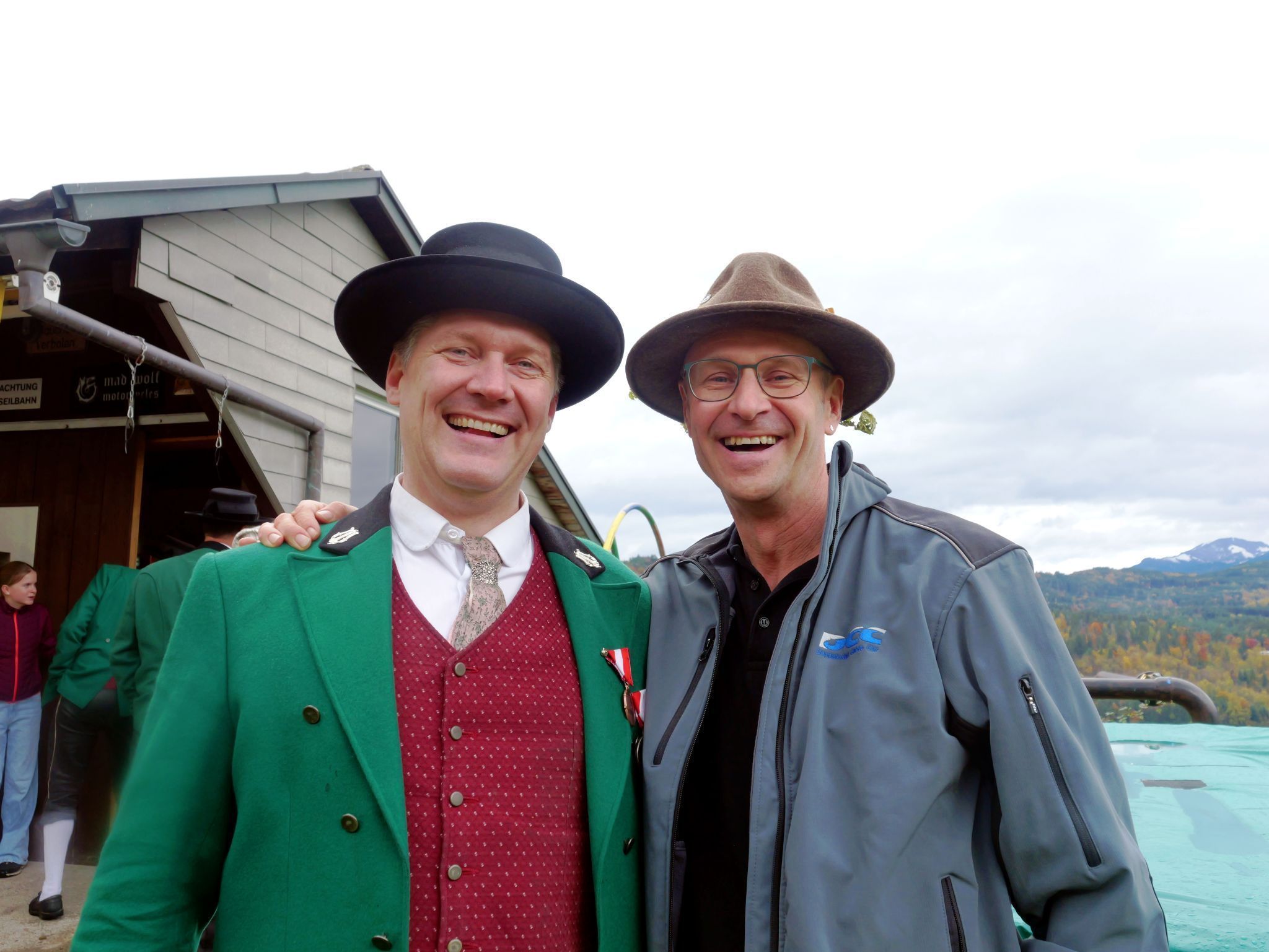 Ein Prost auf Frieden und Freundschaft: Bei Speis und Trank mundete das Bier bei „Hopfenkocher“ Peter Wilhelm.