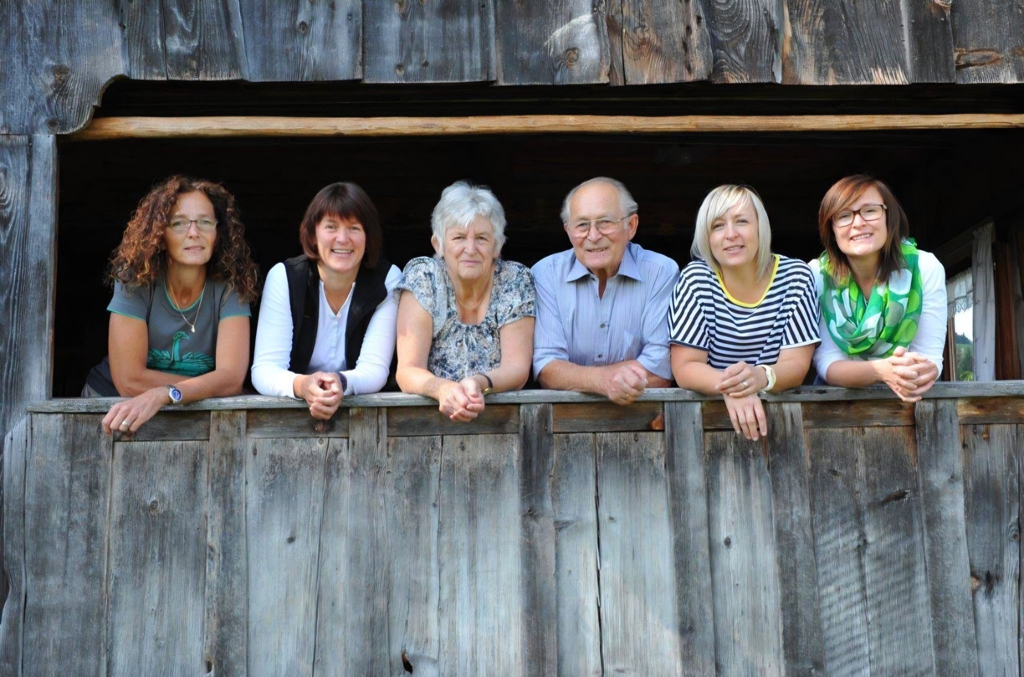 Jos mit seiner Frau Res, umrahmt von ihren vier Töchtern Mariette, Christiane, Maria und Astrid.