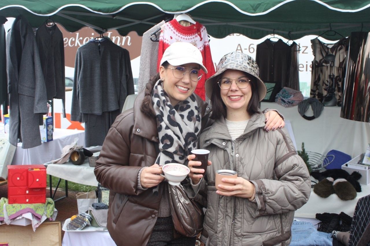 Melanie und Sarah hatten viel Freude und Spaß beim Verkauf der Raritäten.