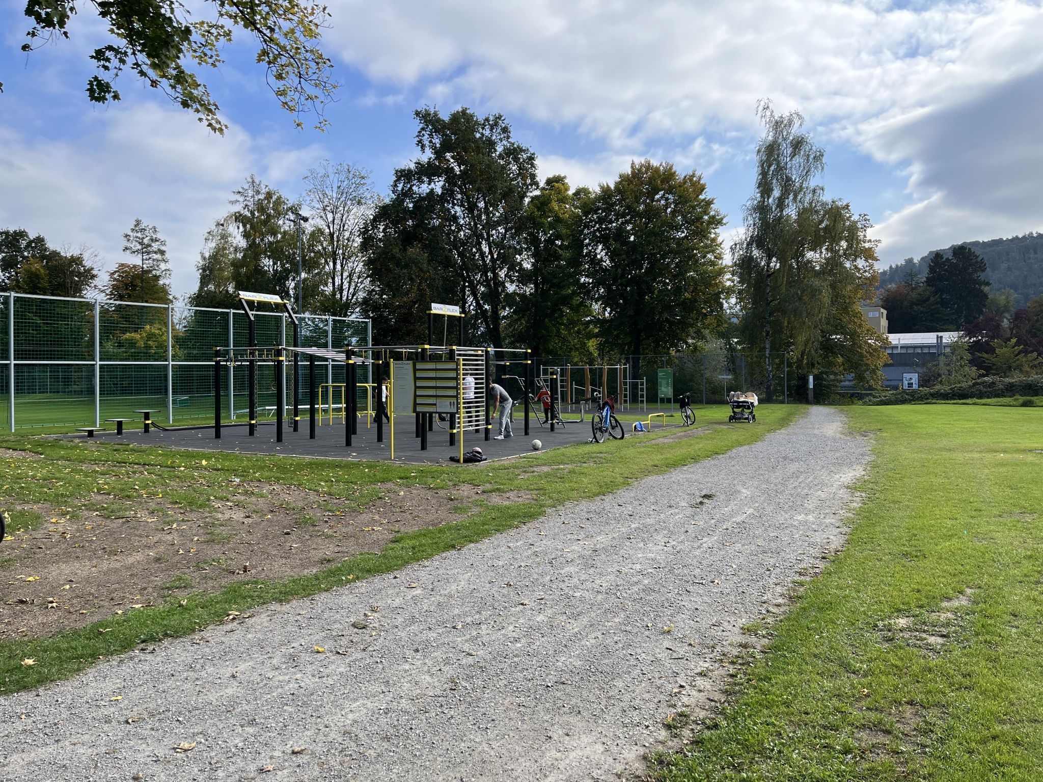 Der neue Bewegungspark liegt zwischen den beiden Sportplätzen.