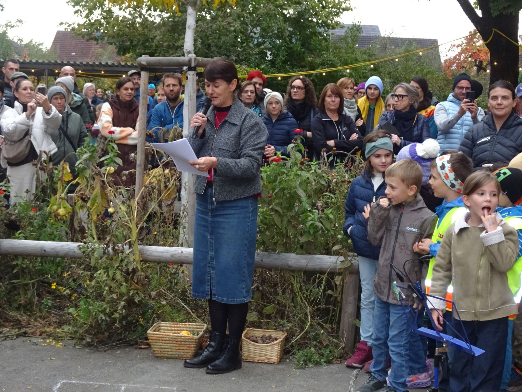 Schulleiterin Beate Ludescher-Kohler hieß die zahlreichen Besucherinnen und Besucher beim ersten Herbstfest willkommen.