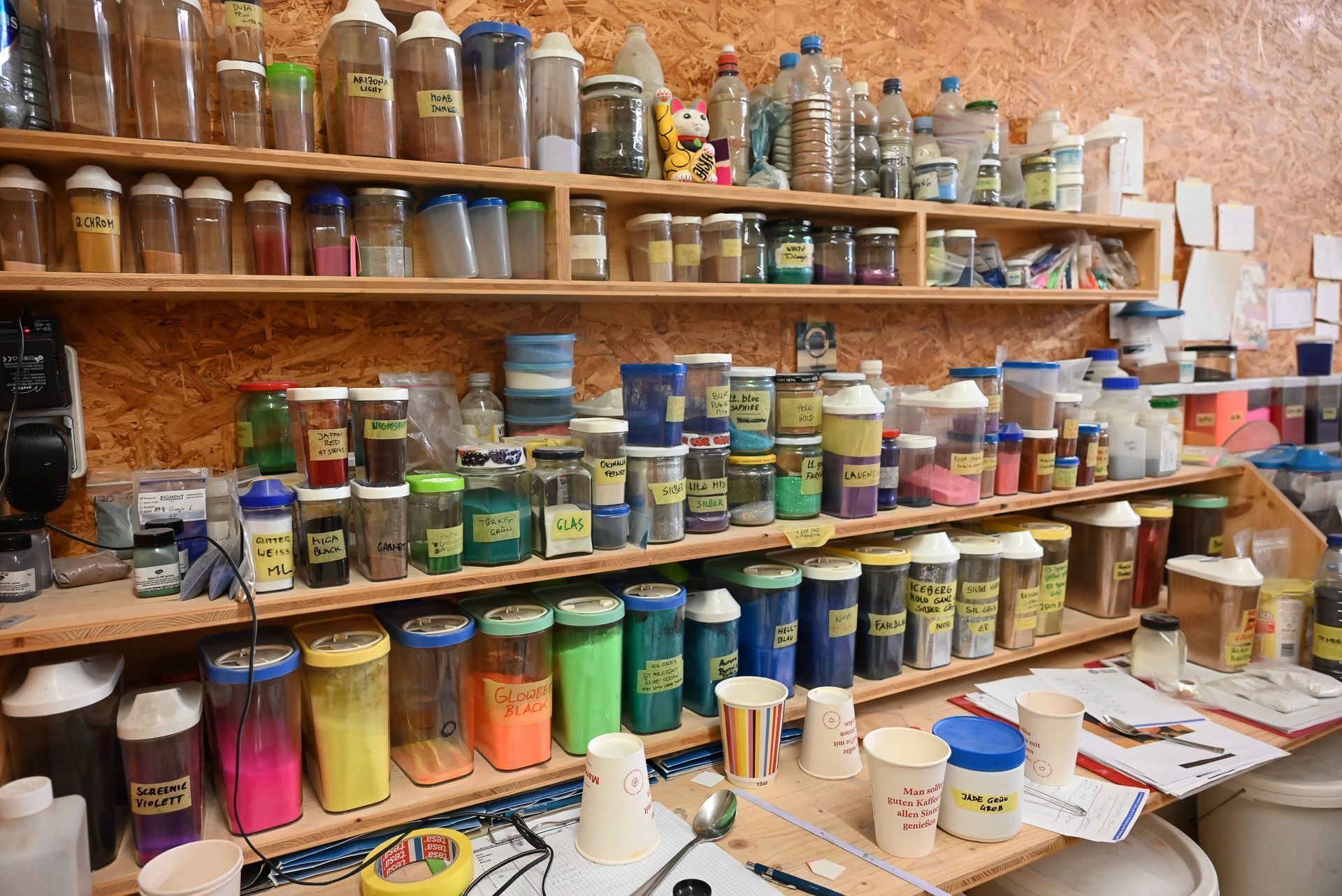 Weit über 100 verschiedene Sandarten und -farben lagern in der Werkstatt des Sandkünstlers Bösch.