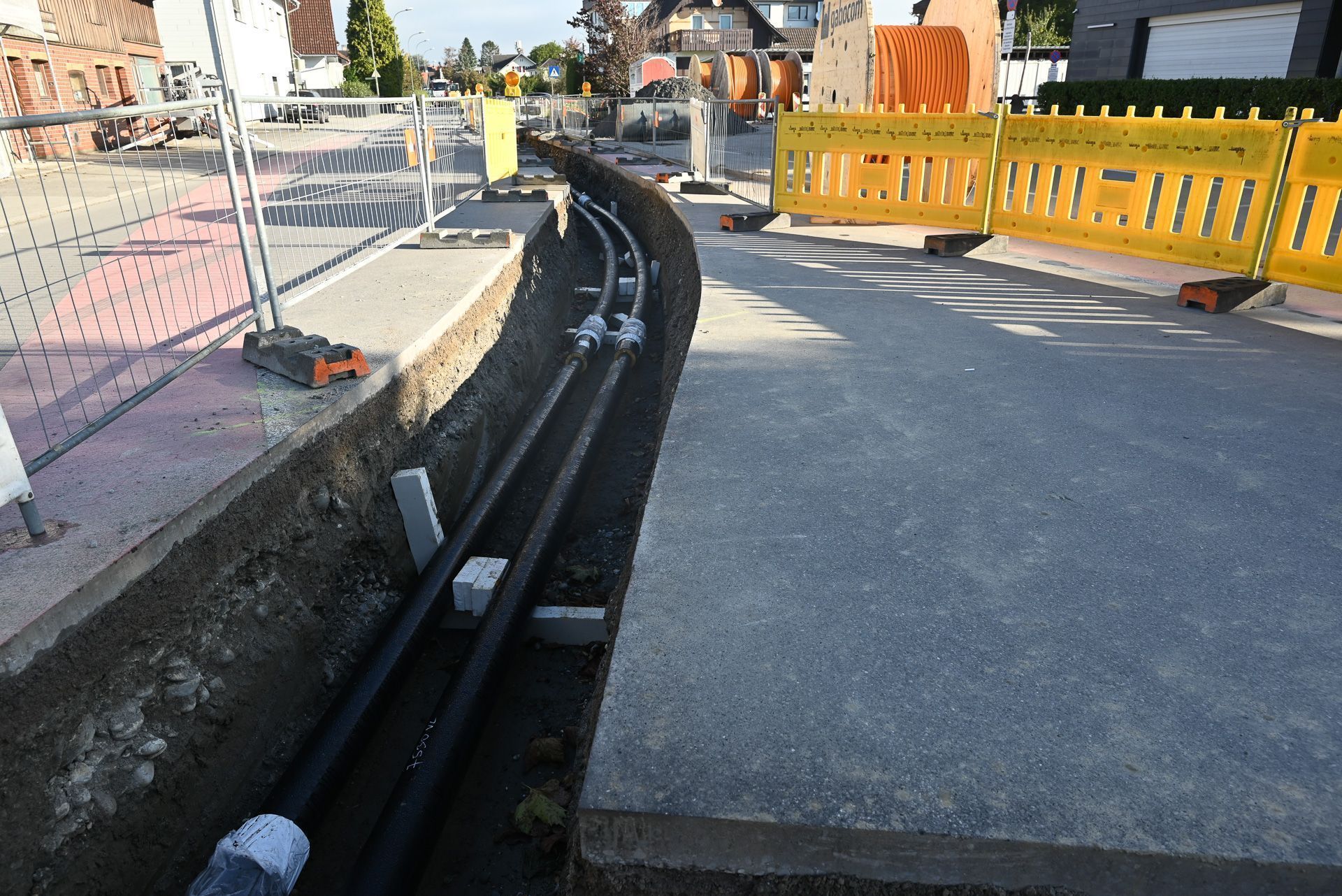 Kommende Woche kann die Rotkreuzstraße wieder asphaltiert werden. Dann sind die Rohre verlegt.