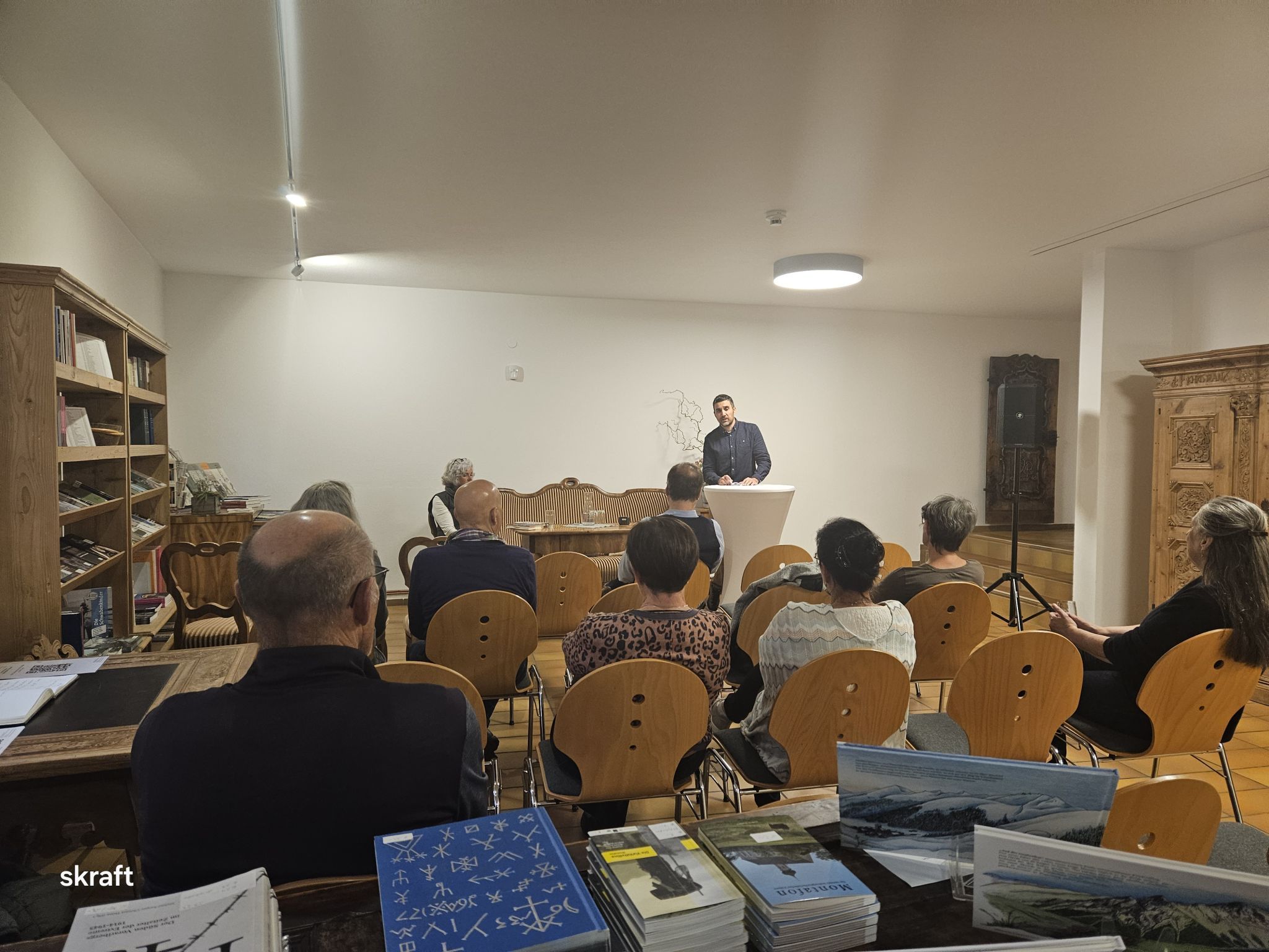 Der Leiter der Montafoner Museen, Christoph Walser begrüßte die Besuchenden und führte durch den Abend. Foto: Montafoner Museen