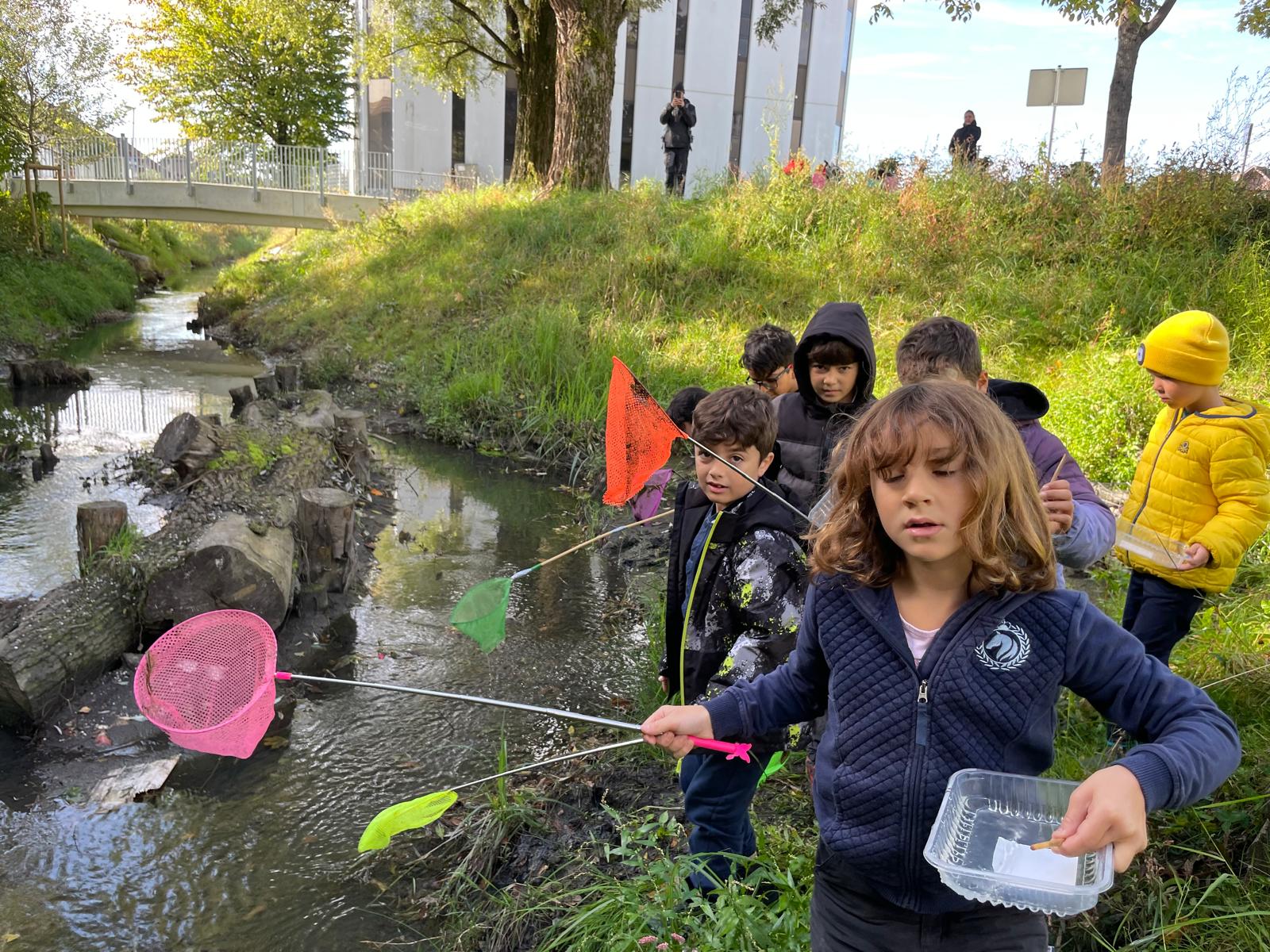 Am Ende gingen die Kinder auf Entdeckungstour und suchten kleine Tiere im Wasser.