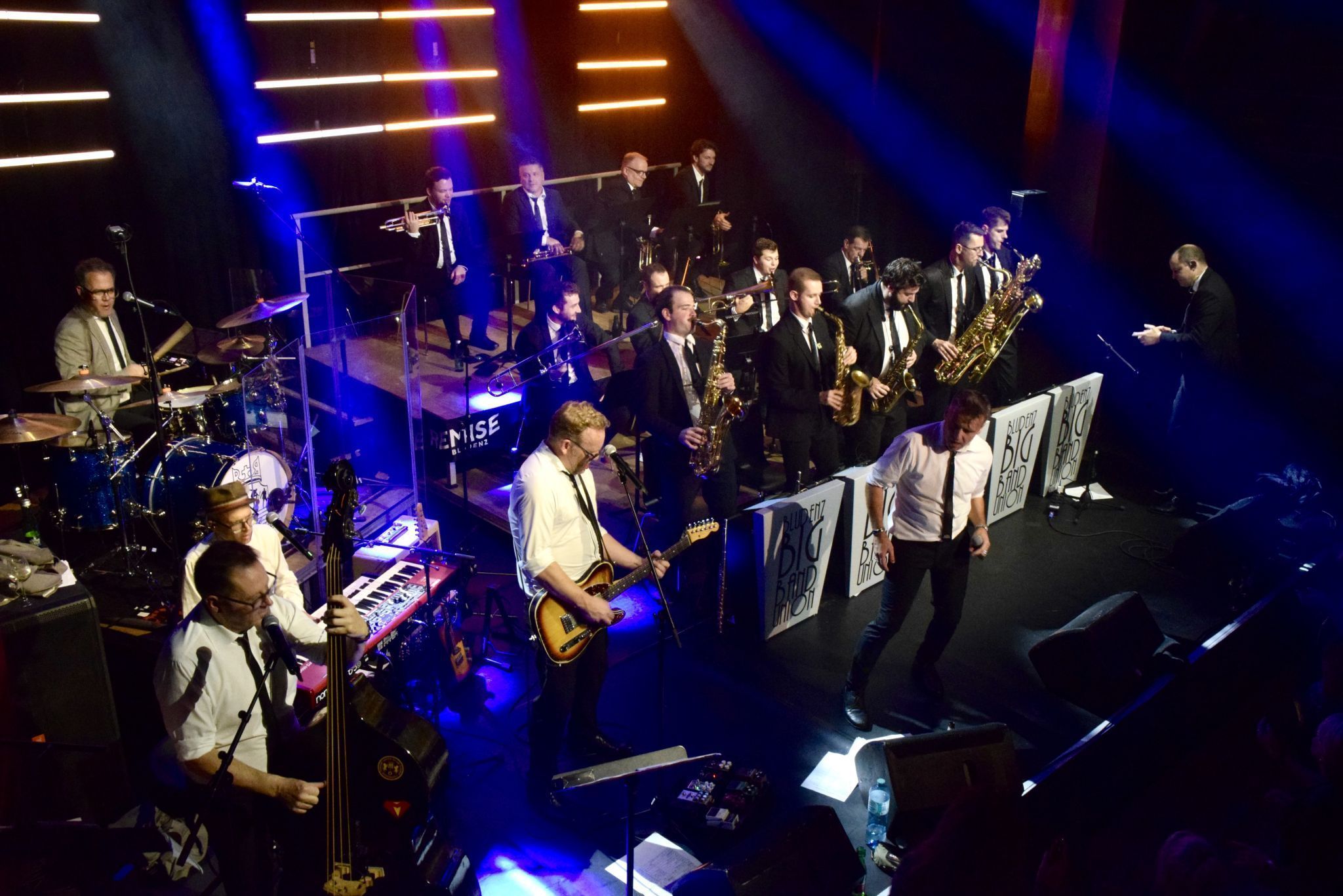 Die Verbindung von kraftvollem Big-Band-Sound mit authentischem Rock’n’Roll-Feeling der 1950er- und 1960er-Jahre verschmolz im Remisesaal zu einem einzigartigen Live- Erlebnis.