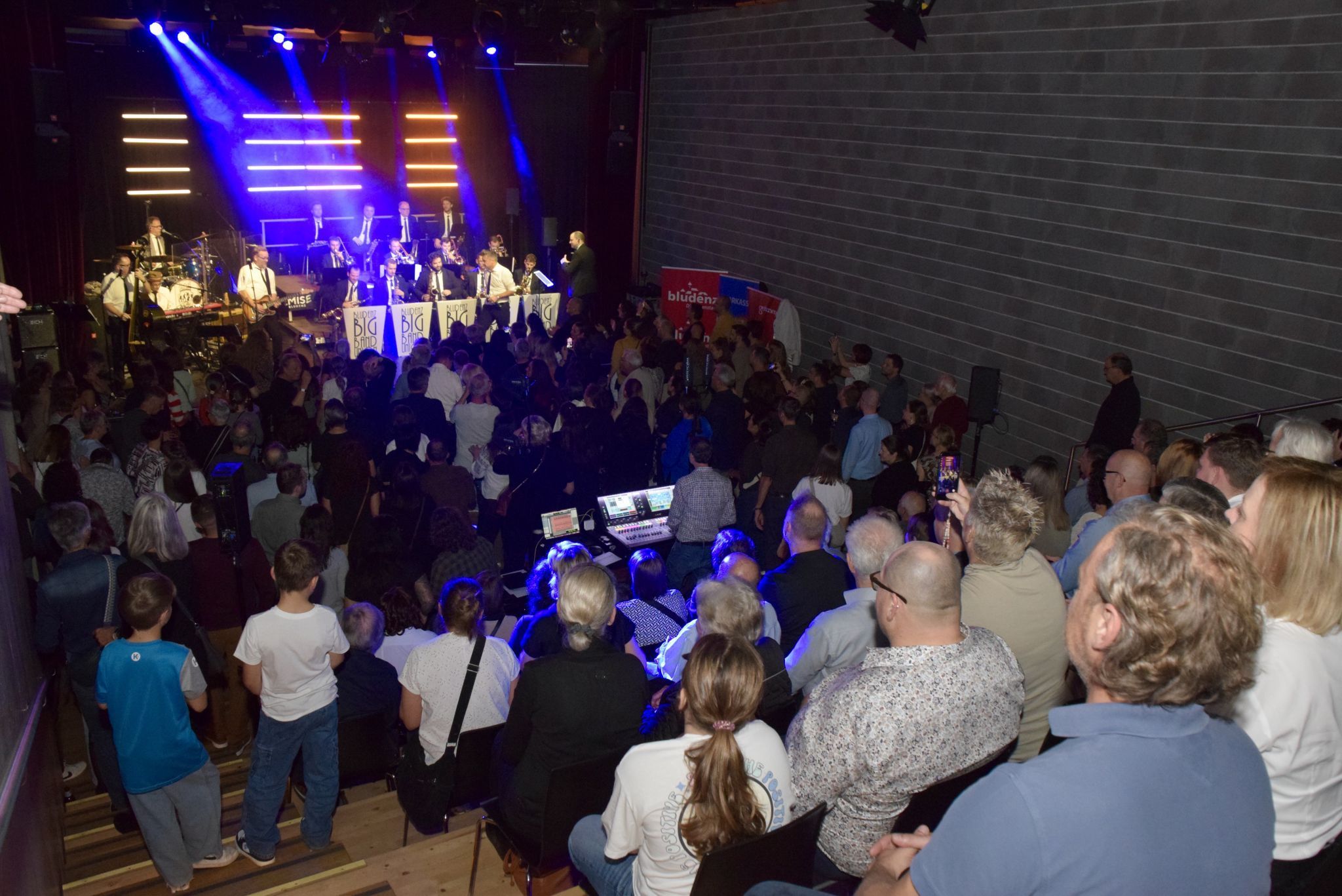 Die beiden Bands lieferten eine fulminante Show, die das Publikum begeisterte.