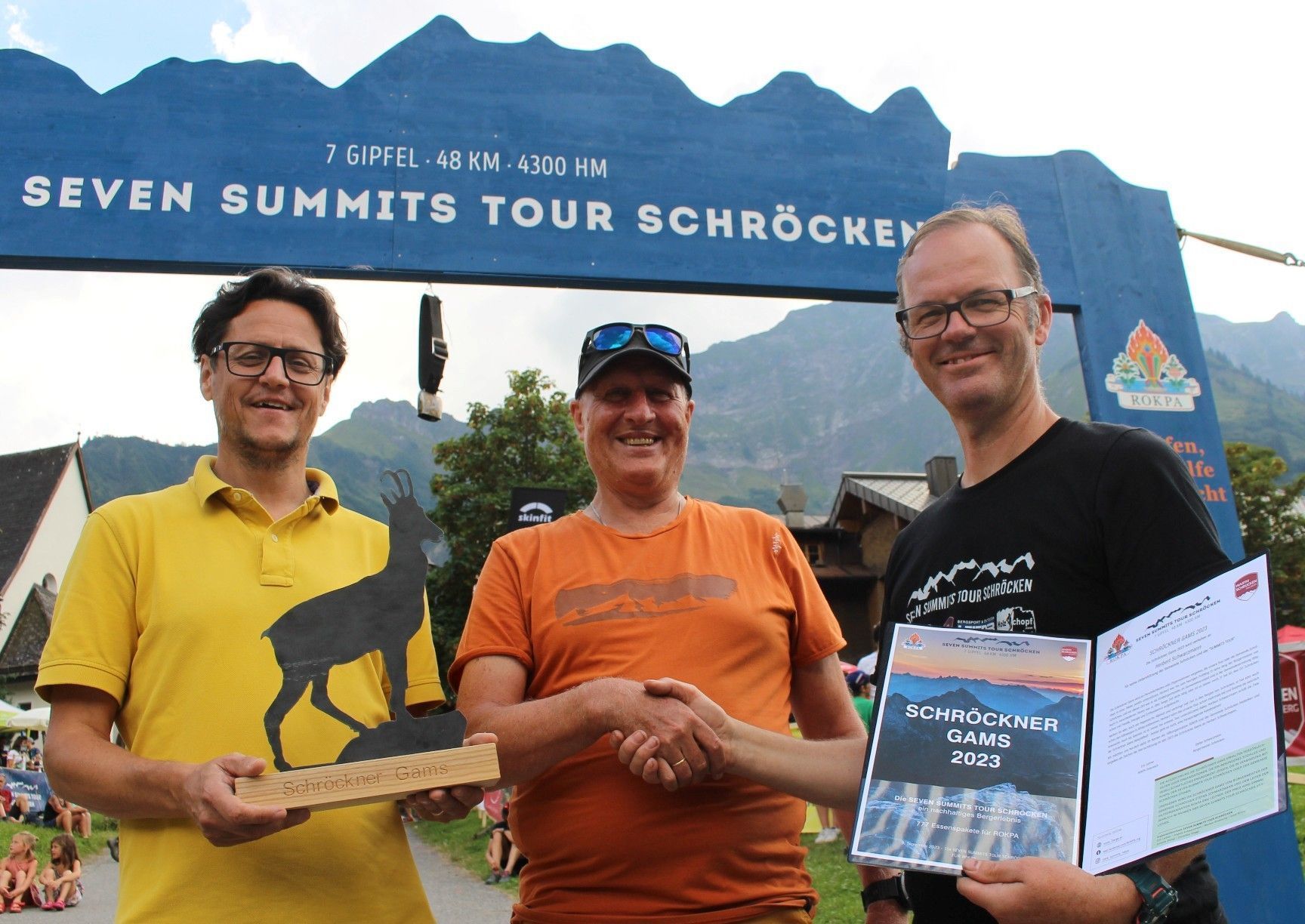 Für seine Verdienste um die Seven Summits Tour wurde Herbert Schwarzmann von Eric Leitner (r.) und seinem Bürgermeister-Nachfolger Stephan Schwarzmann mit der Schröckener Gams ausgezeichnet. PETER STRAUSS