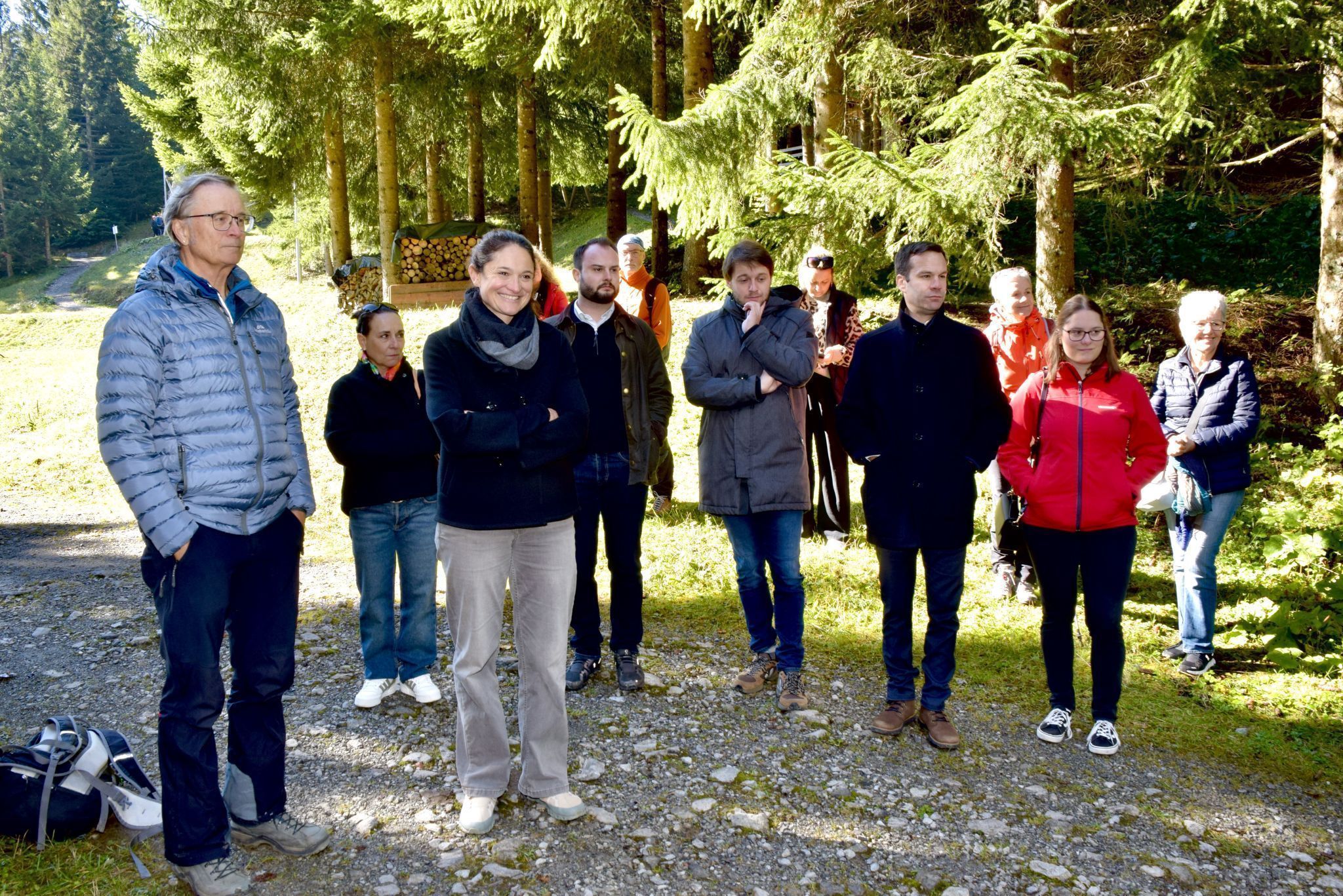 Unter den Anwesenden bei der Eröffnung befanden sich z. B. Roland Haas (Kunstforum Montafon), Maria Simma (Palais Liechtenstein in Feldkirch) und der Nüziger Bürgermeister Florian Themeßl-Huber.