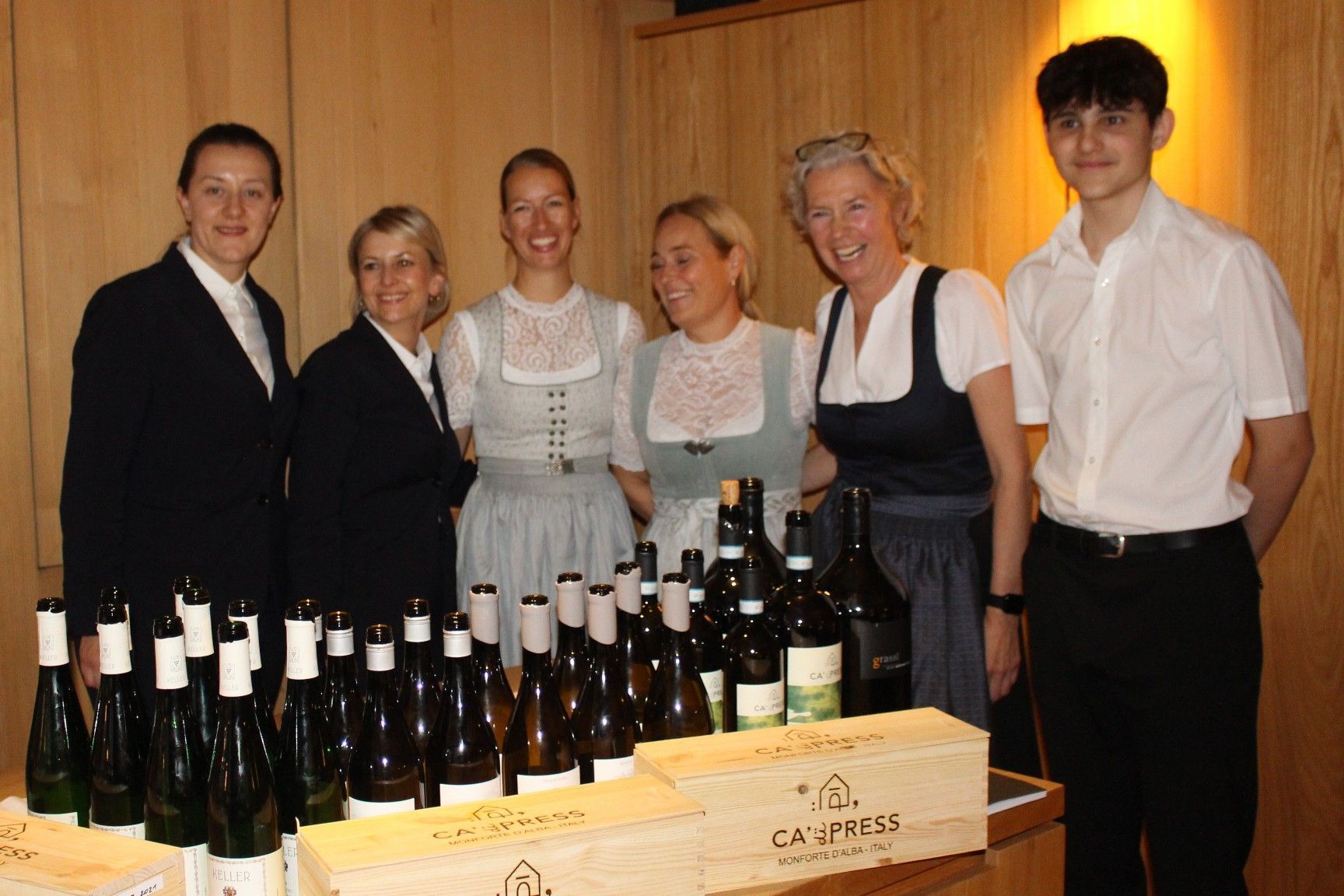 Das Serviceteam brachte nicht nur ein exklusives Menü auf die Tische, es kredenzte auch die dazu passenden edlen Tropfen von Winzern in Rheinhessen, der Schweiz, dem Burgund und Piemont sowie in Niederösterreich und im Burgenland.