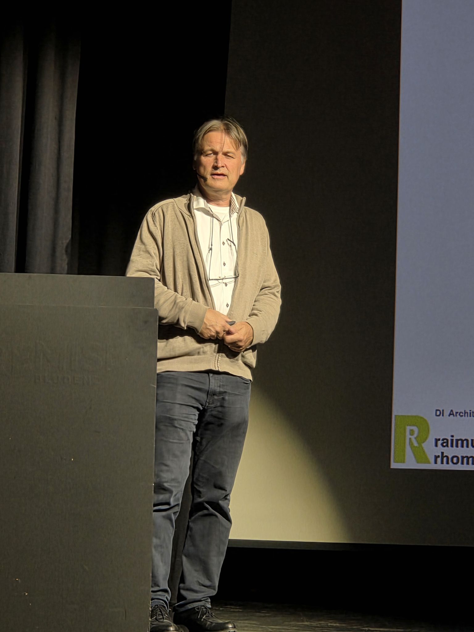 Bauforscher Raimund Rhomberg bei seinen Ausführungen (Foto: OS)