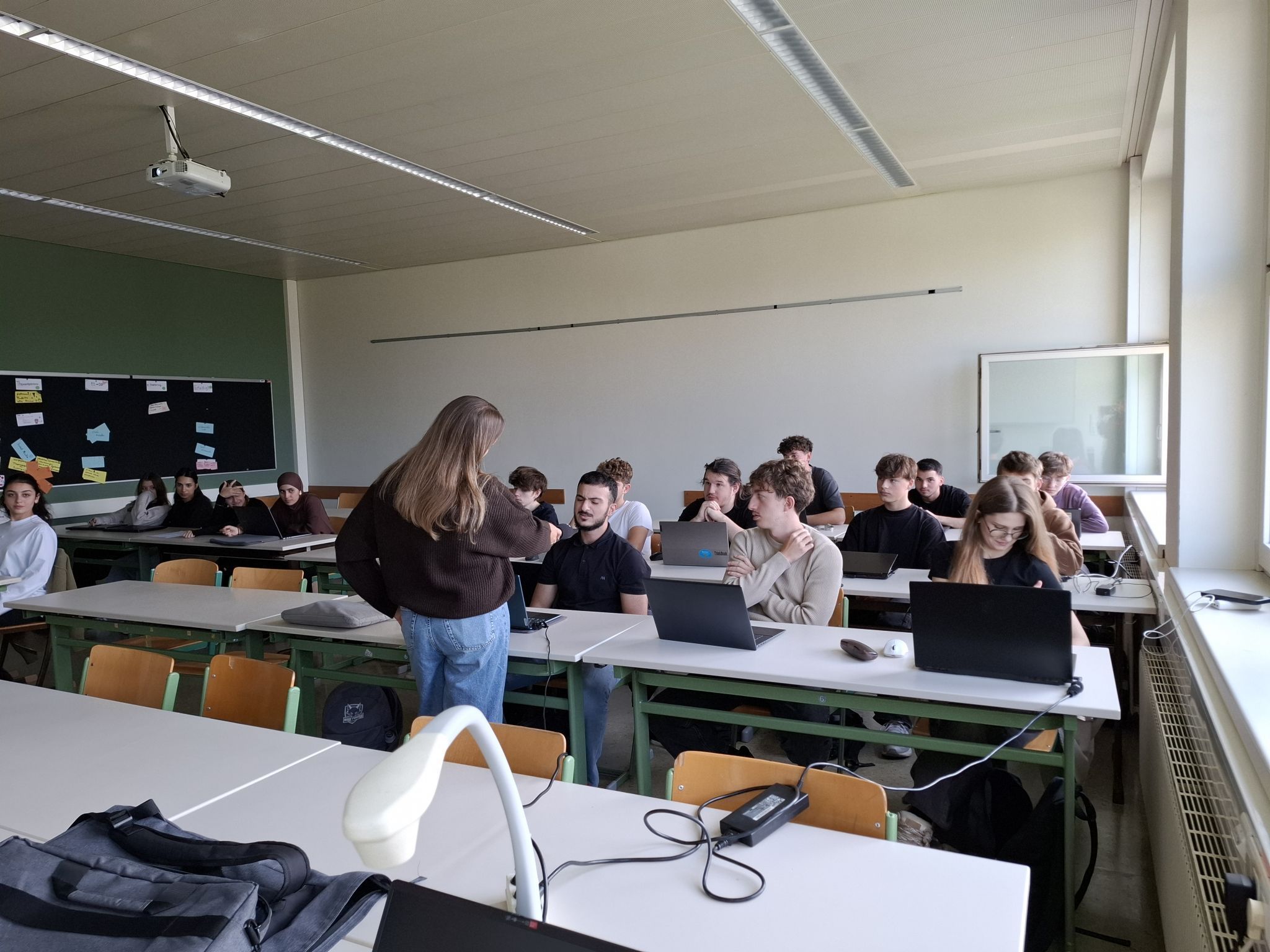 Diskussion über die Chancen und Risiken von Künstlicher Intelligenz.