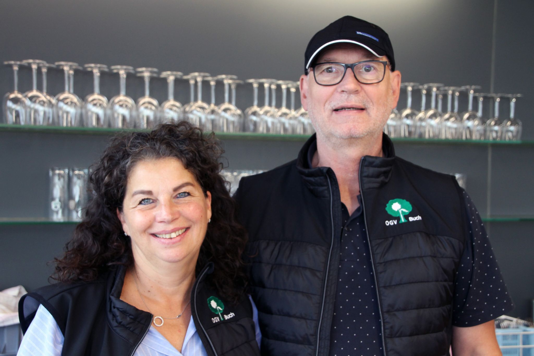 Theken-Einsatz: Carmen und Karlheinz Kobald vom OGV Buch engagierten sich für das Erntedankfest.