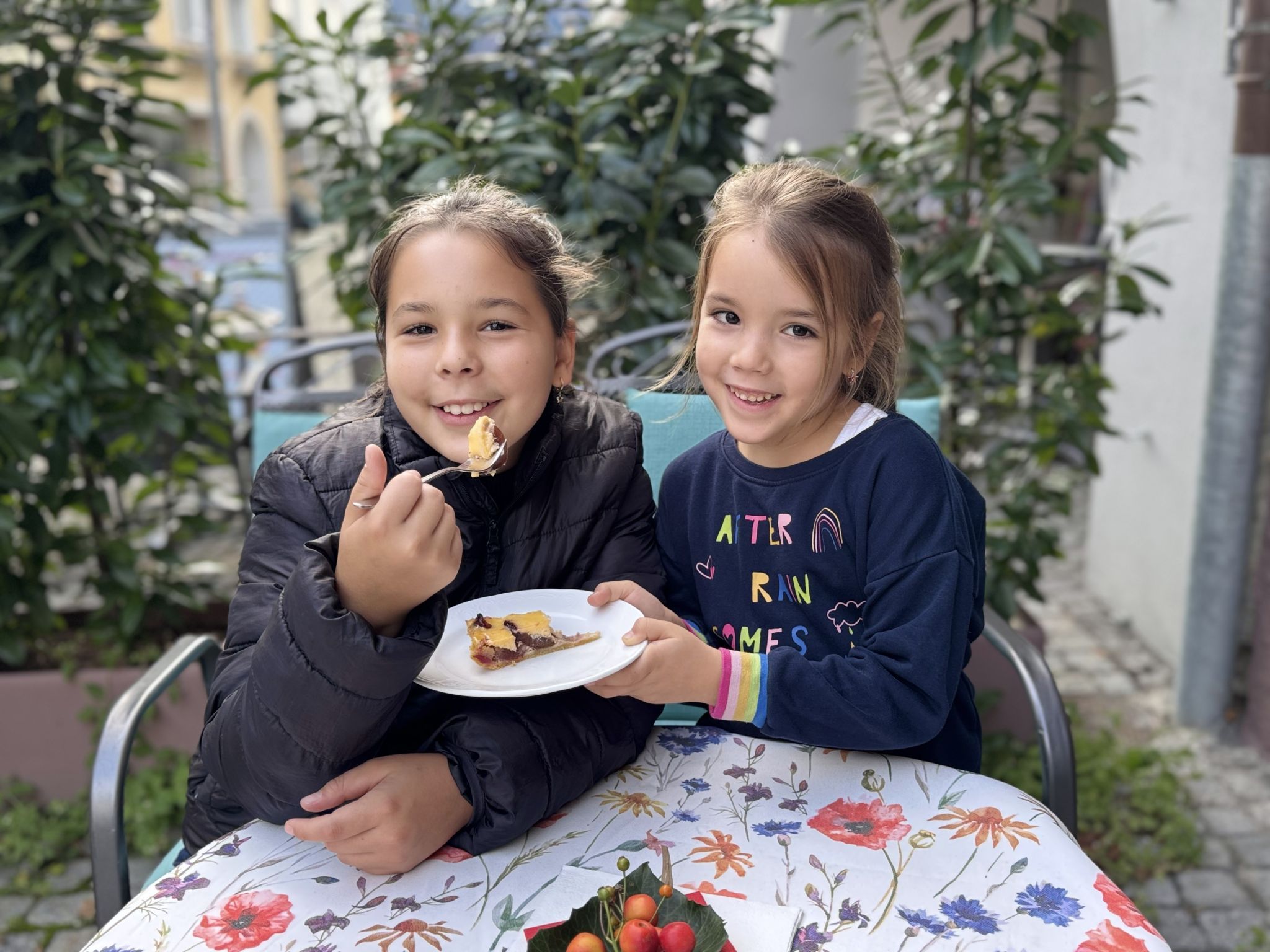 Yamila und Catalina genossen den feinen Kuchen..